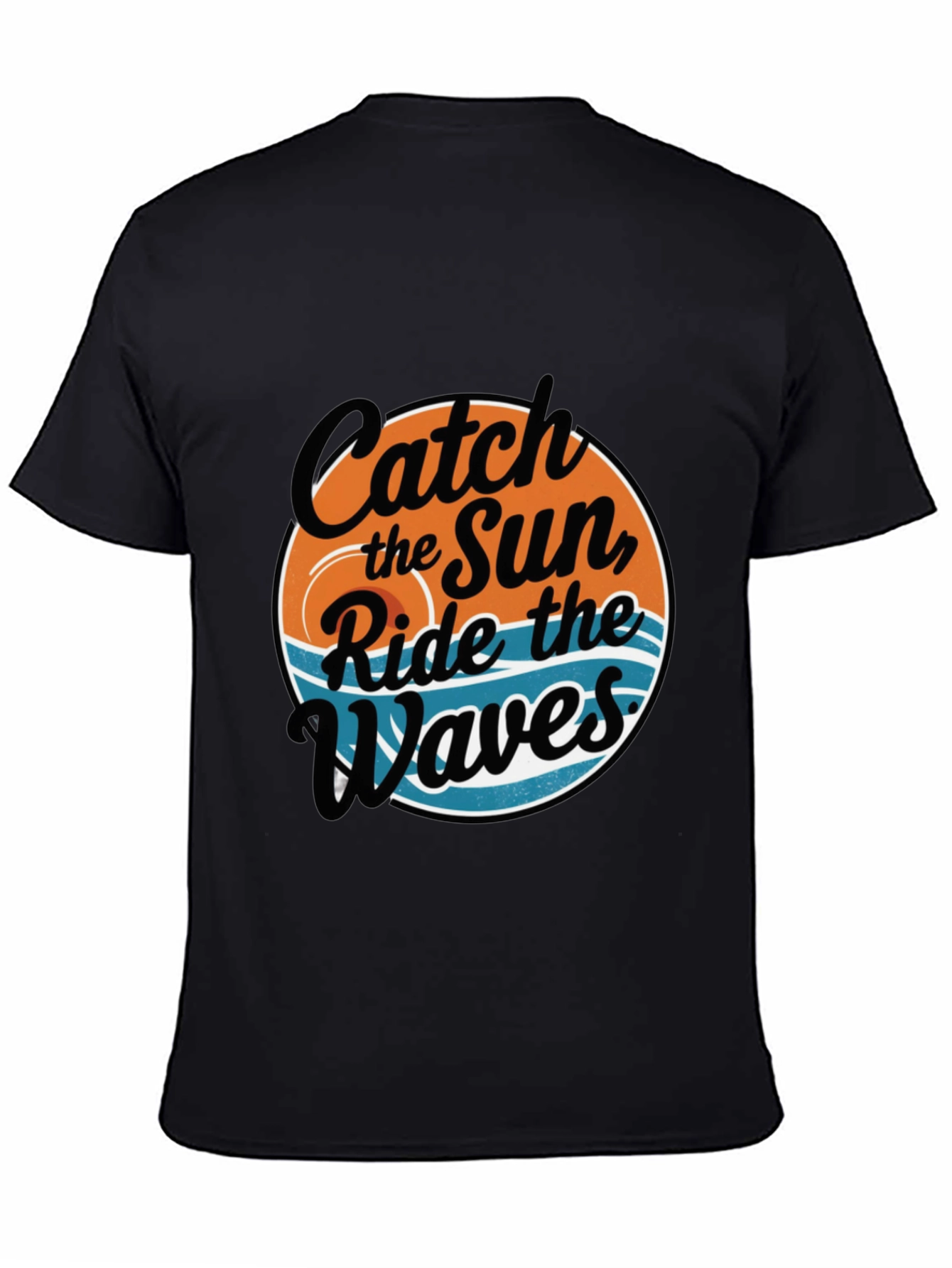 Camiseta Negra Estampada: Atrapa el Sol Surfea las Olas