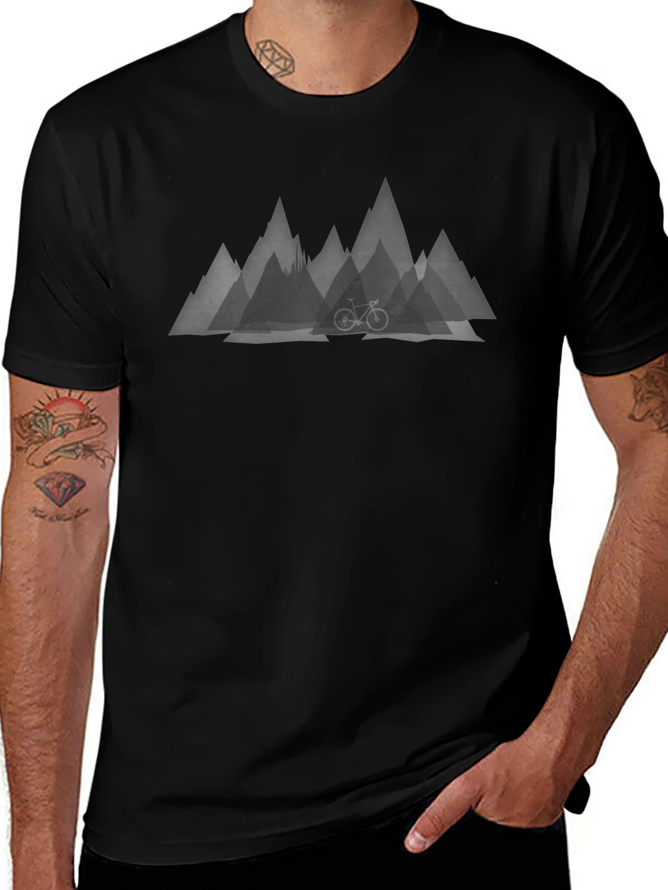 Camiseta Negra con Diseño de Montañas y Bicicleta