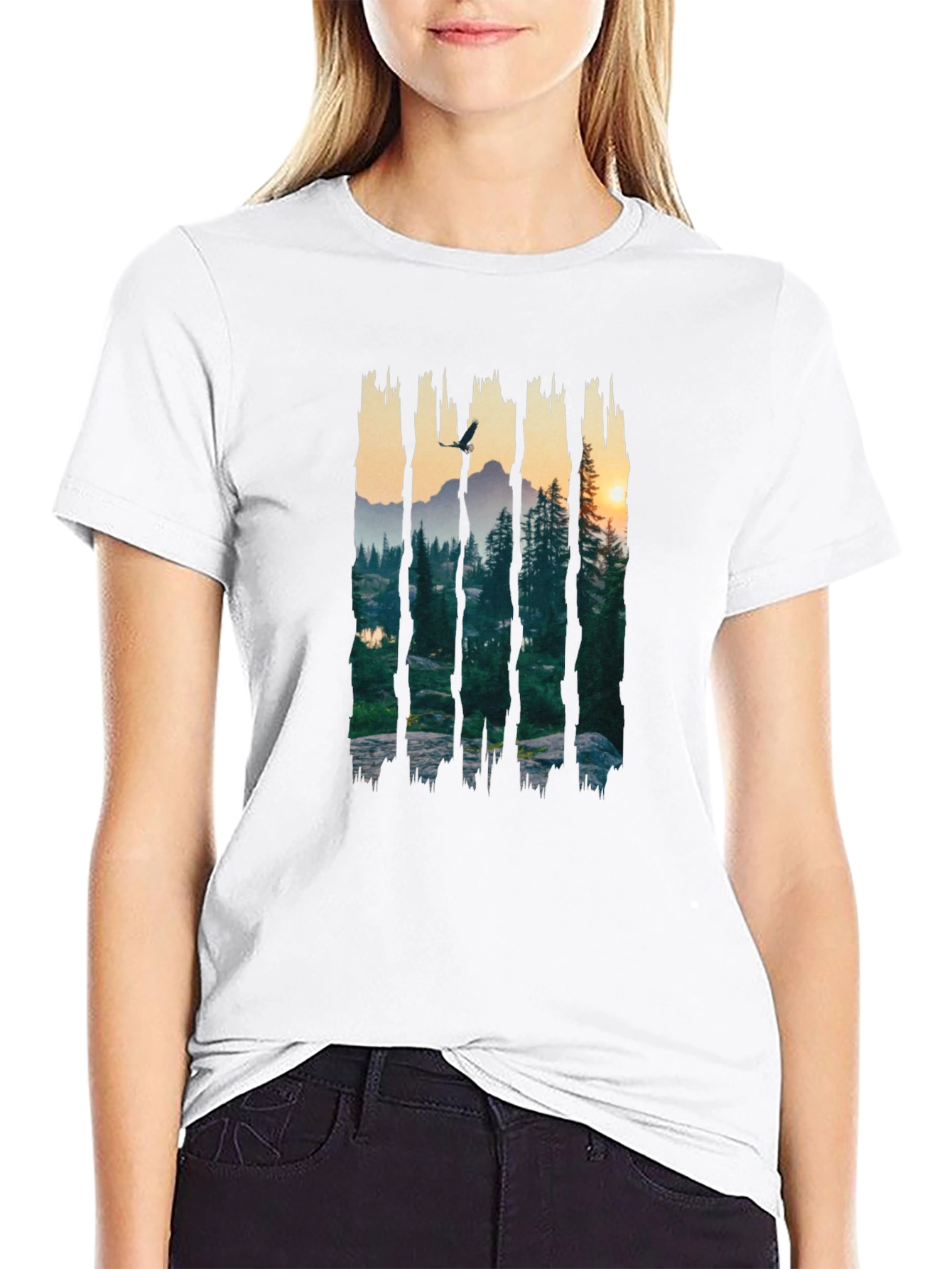 Camiseta Negra: Paisaje Montañoso al Atardecer