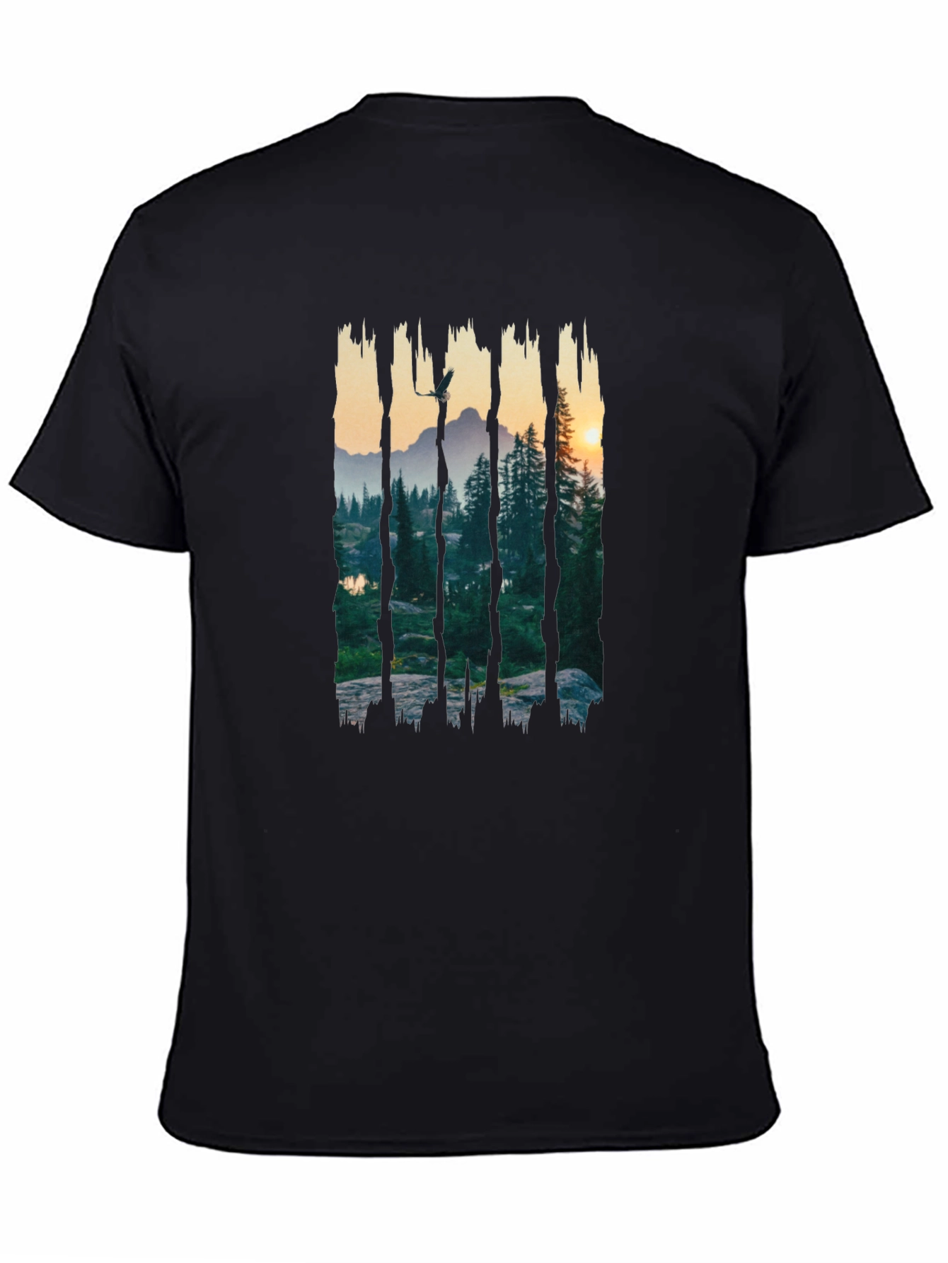 Camiseta Negra: Paisaje Montañoso al Atardecer
