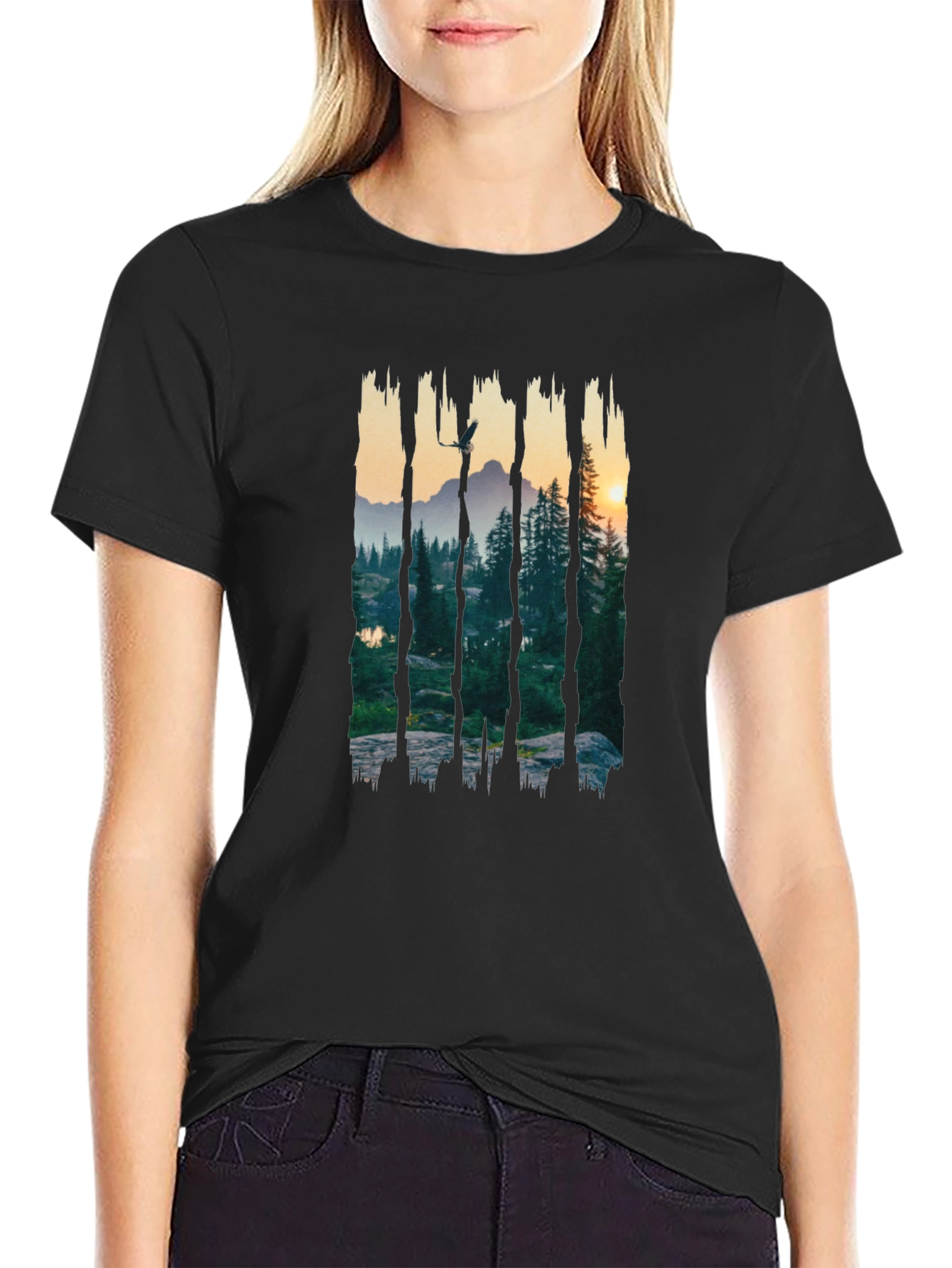 Camiseta Negra: Paisaje Montañoso al Atardecer