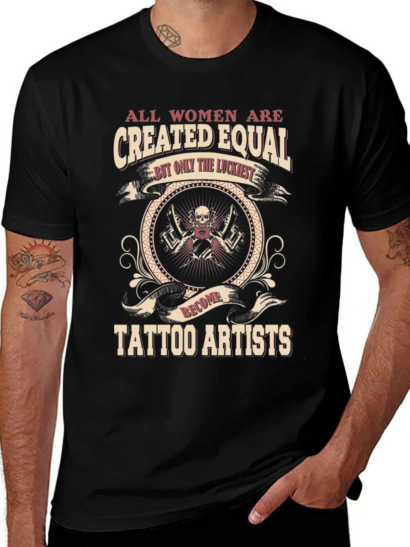 Camiseta Negra Artistas Tatuadoras: Iguales Pero Afortunadas