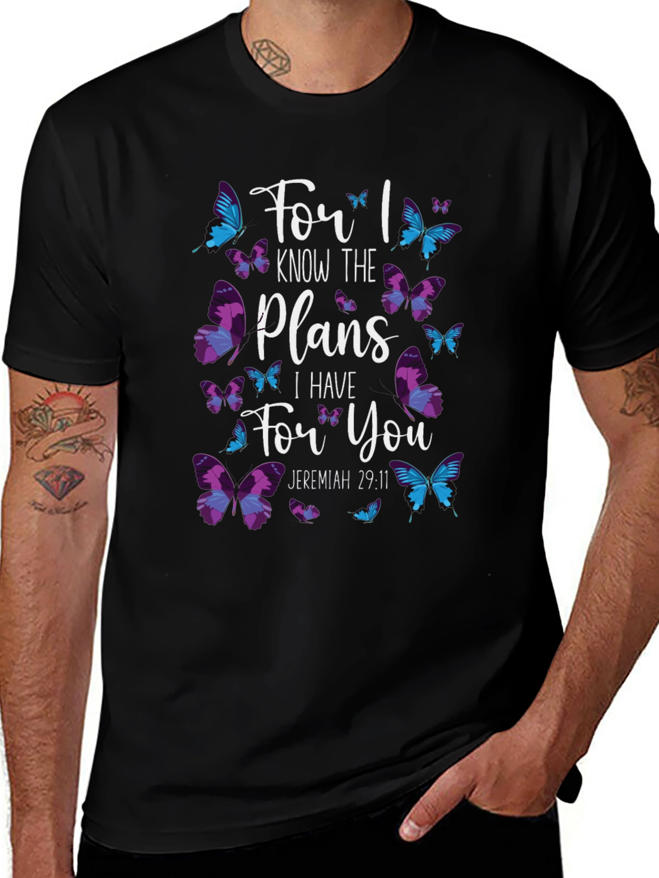 Camiseta Negra con Diseño de Mariposas y Versículo Bíblico