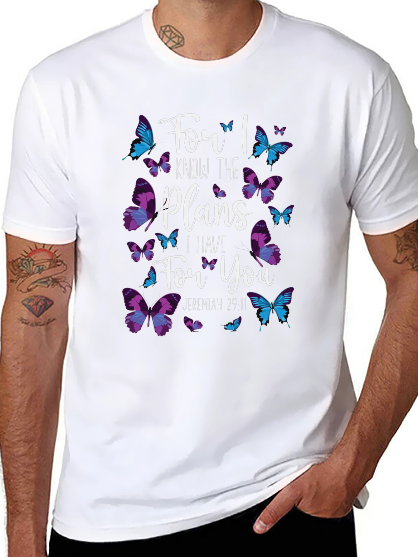 Camiseta Negra con Diseño de Mariposas y Versículo Bíblico