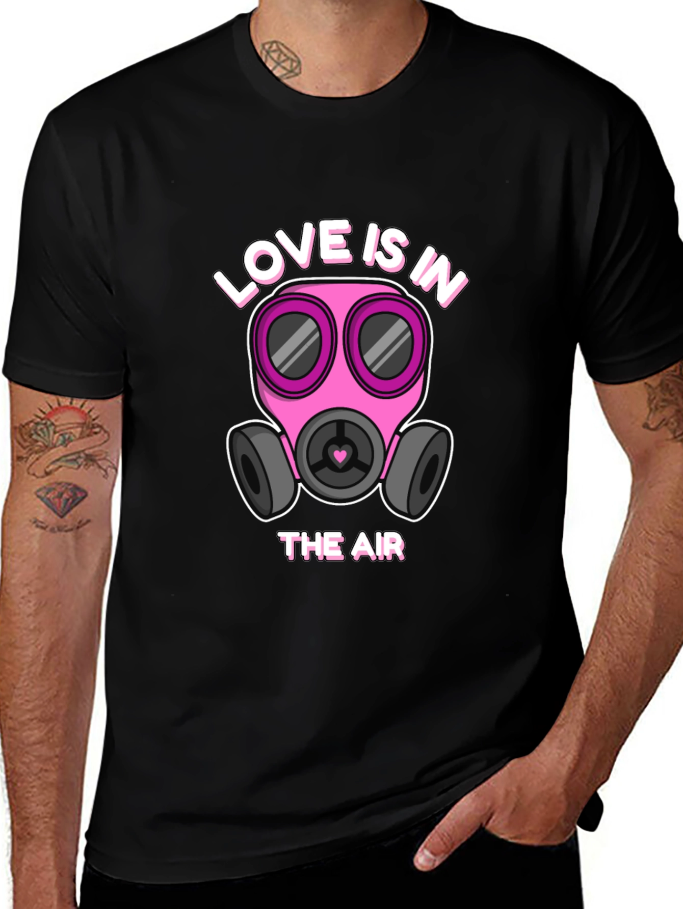 Camiseta Negra con Diseño Romántico de Mascarilla