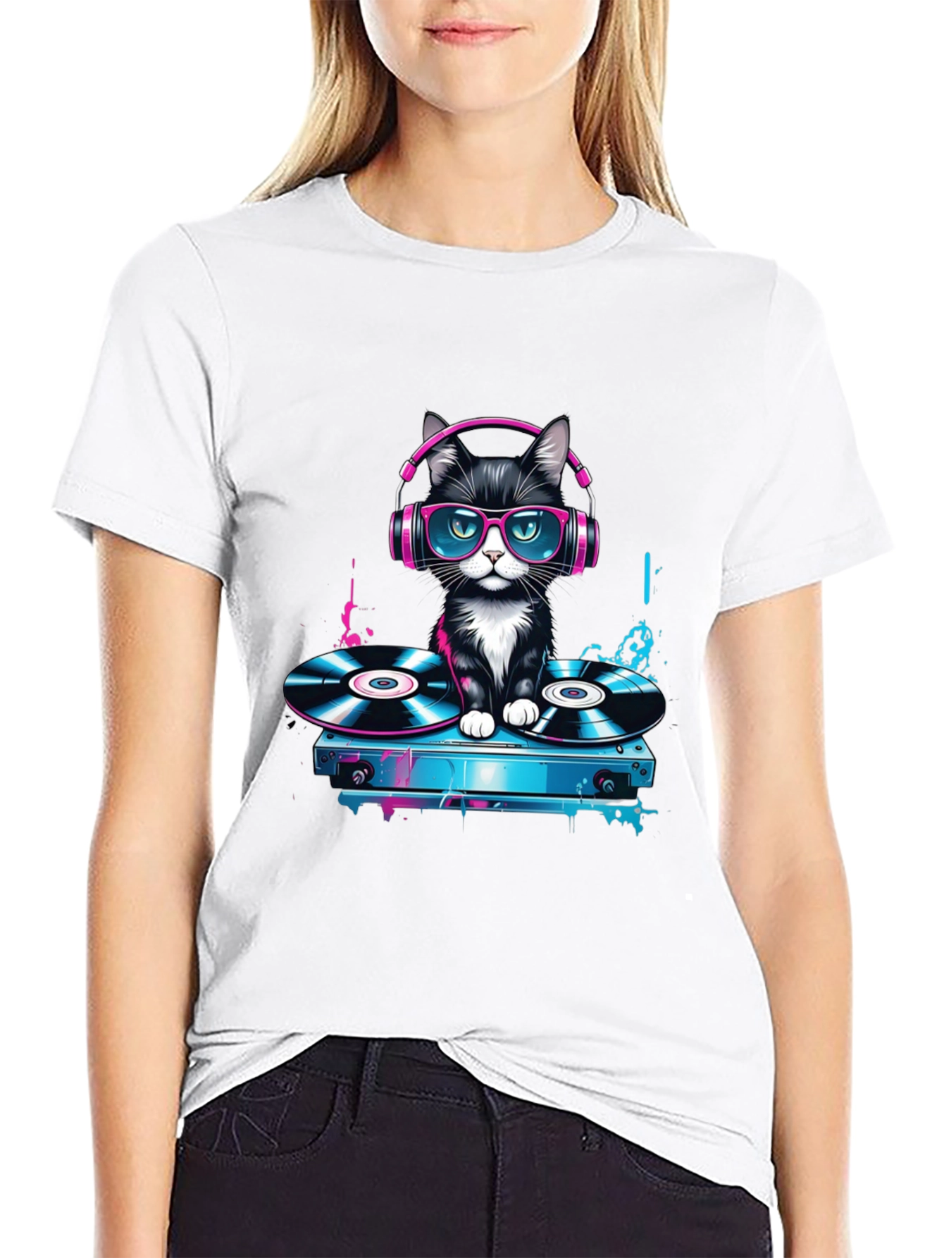 Camiseta Negra con Gato DJ Neón