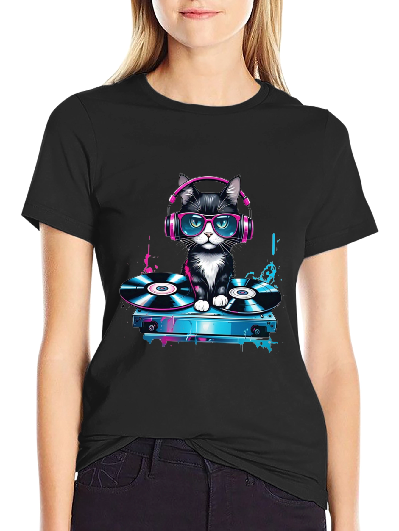 Camiseta Negra con Gato DJ Neón