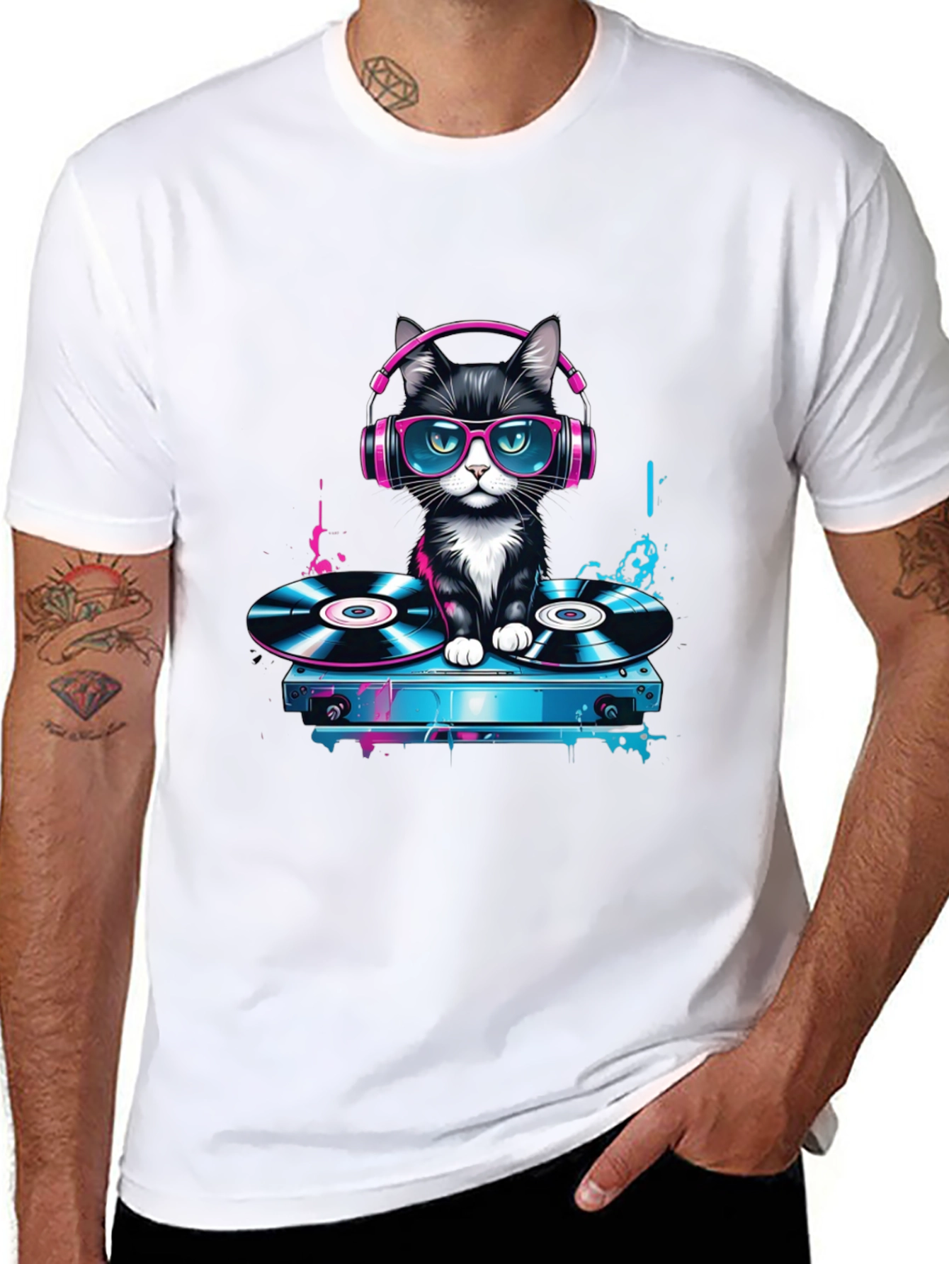 Camiseta Negra con Gato DJ Neón