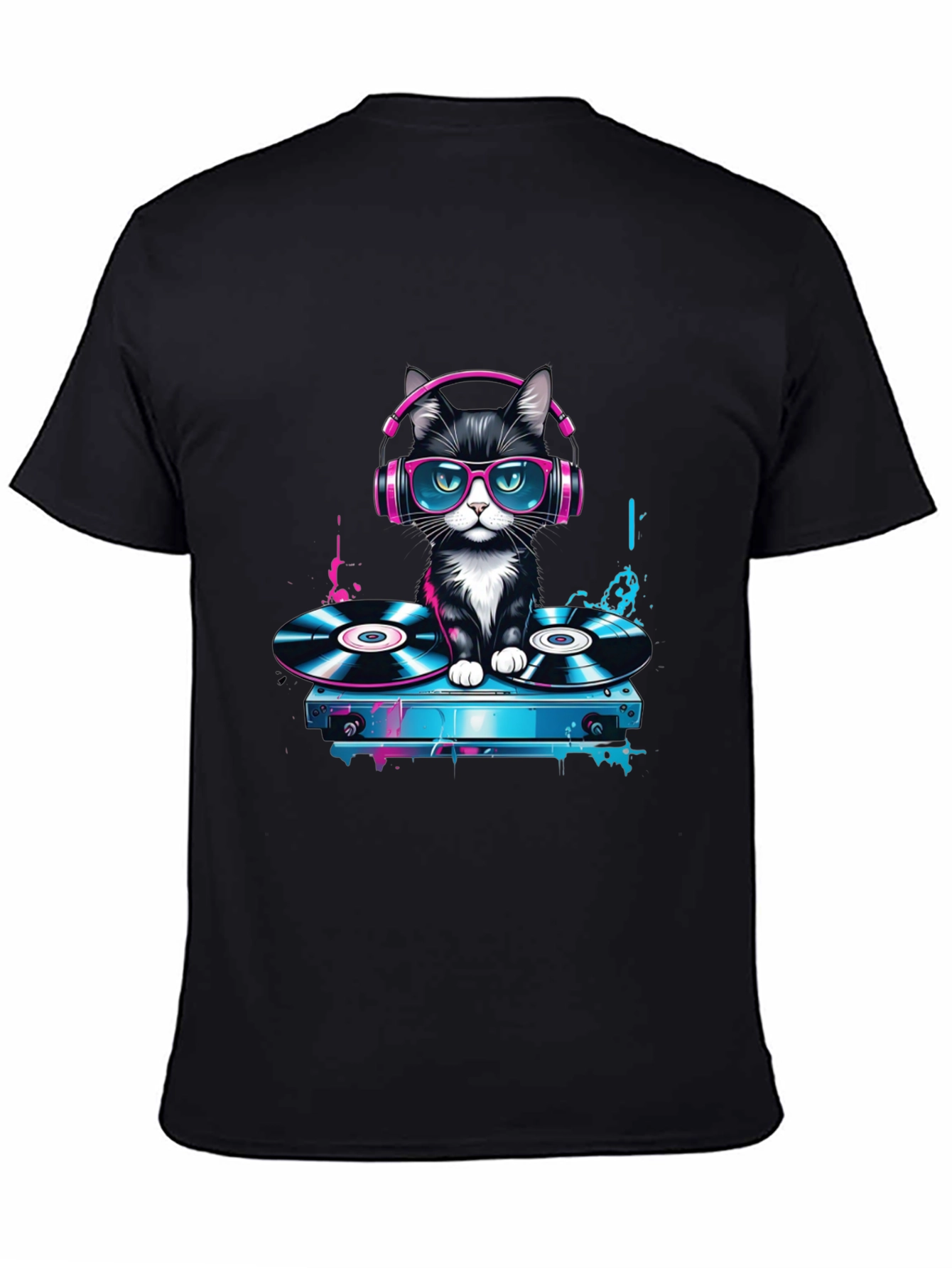 Camiseta Negra con Gato DJ Neón