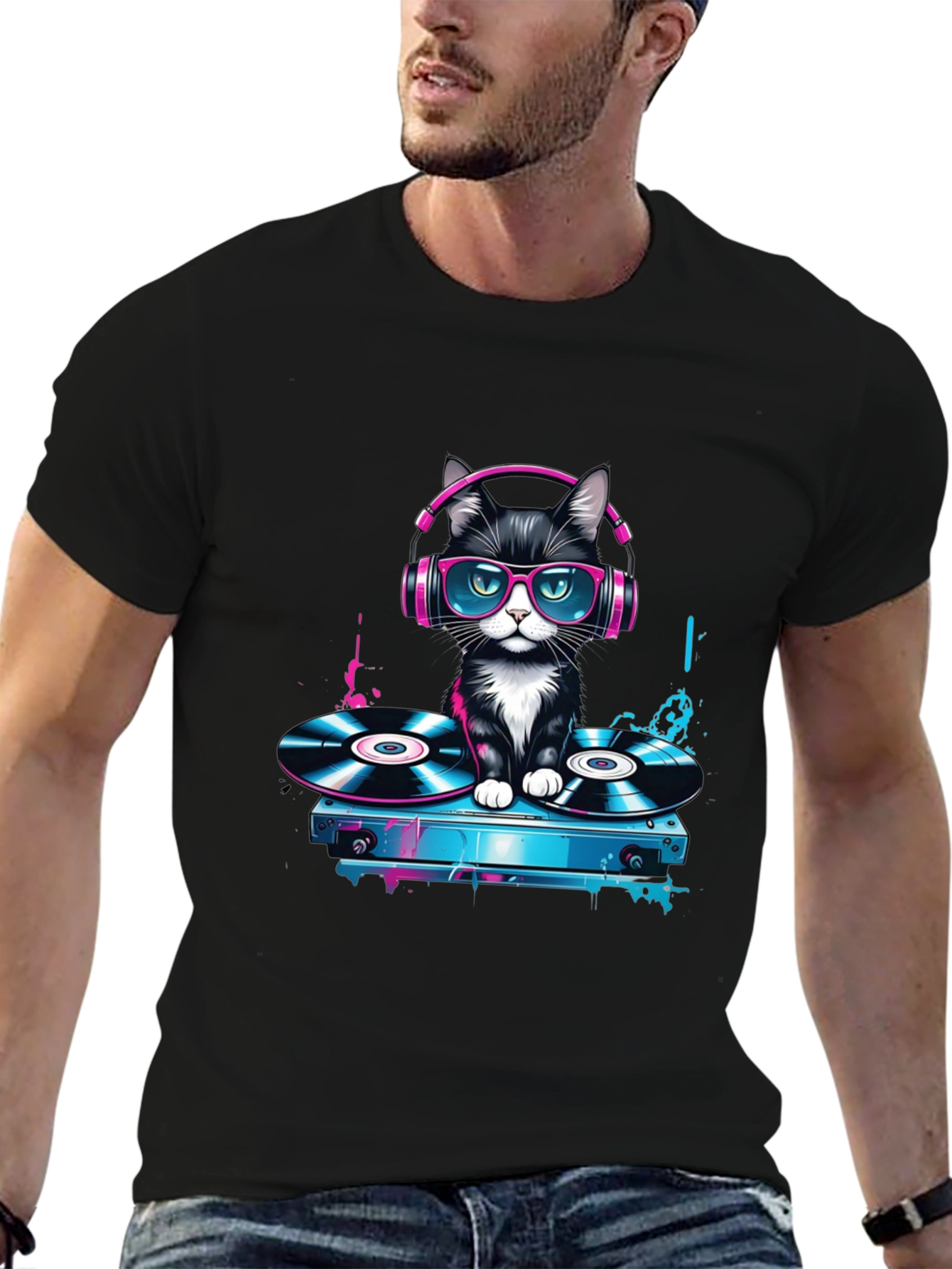Camiseta Negra con Gato DJ Neón