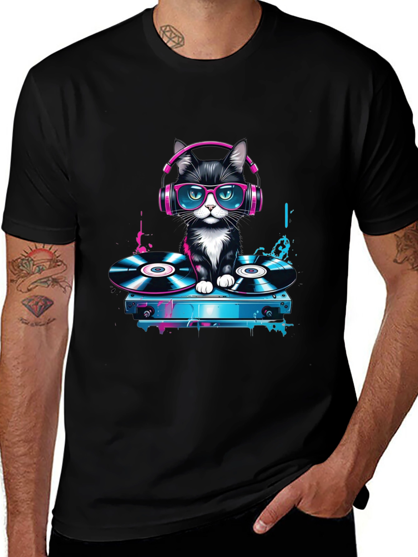 Camiseta Negra con Gato DJ Neón
