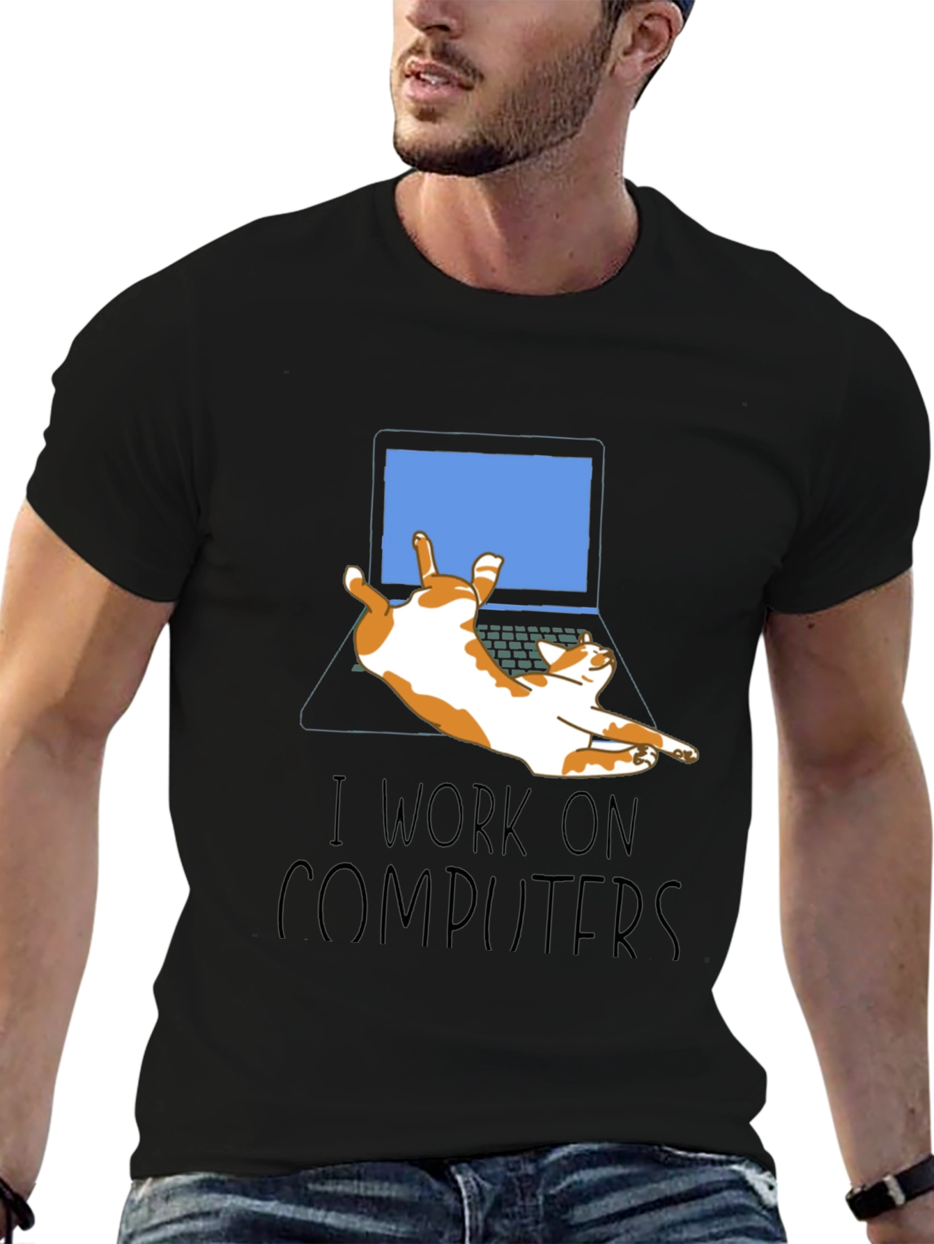 Camiseta Negra Trabajo en Ordenadores con Gato