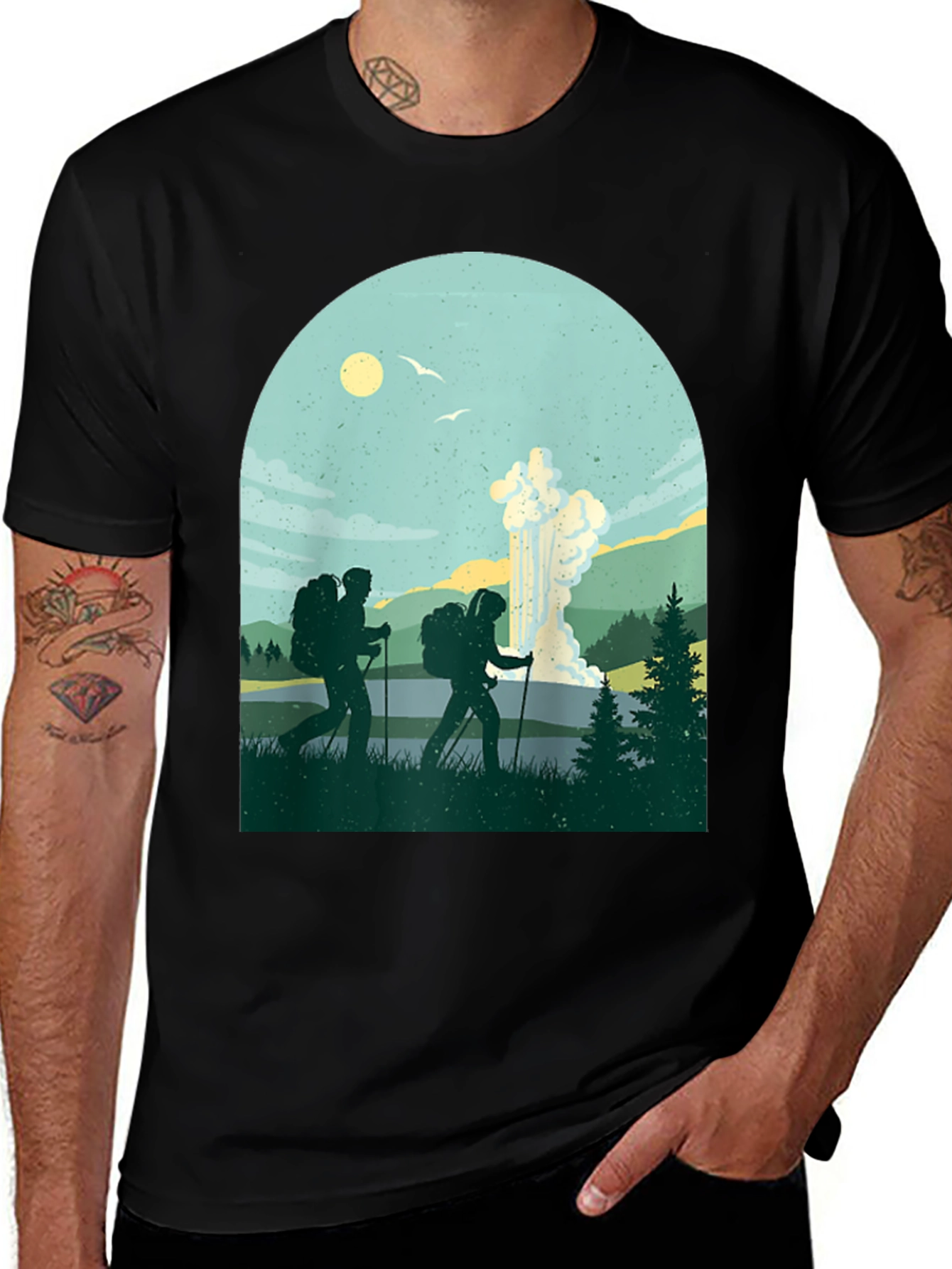 Camiseta Negra con Diseño de Excursionistas y Géiser