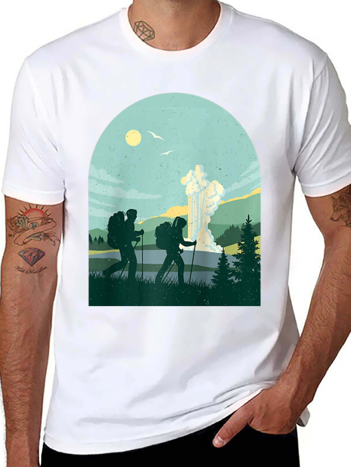 Camiseta Negra con Diseño de Excursionistas y Géiser