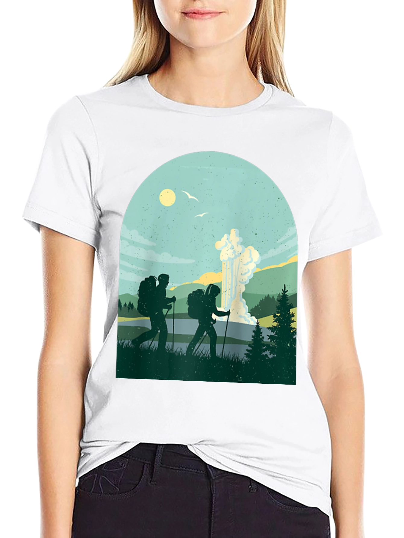 Camiseta Negra con Diseño de Excursionistas y Géiser
