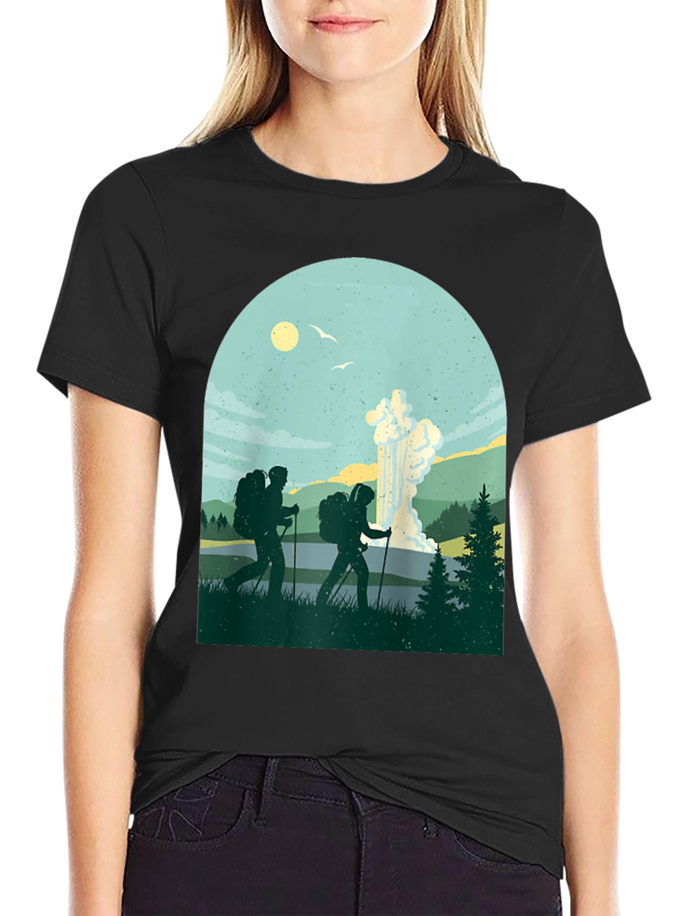 Camiseta Negra con Diseño de Excursionistas y Géiser