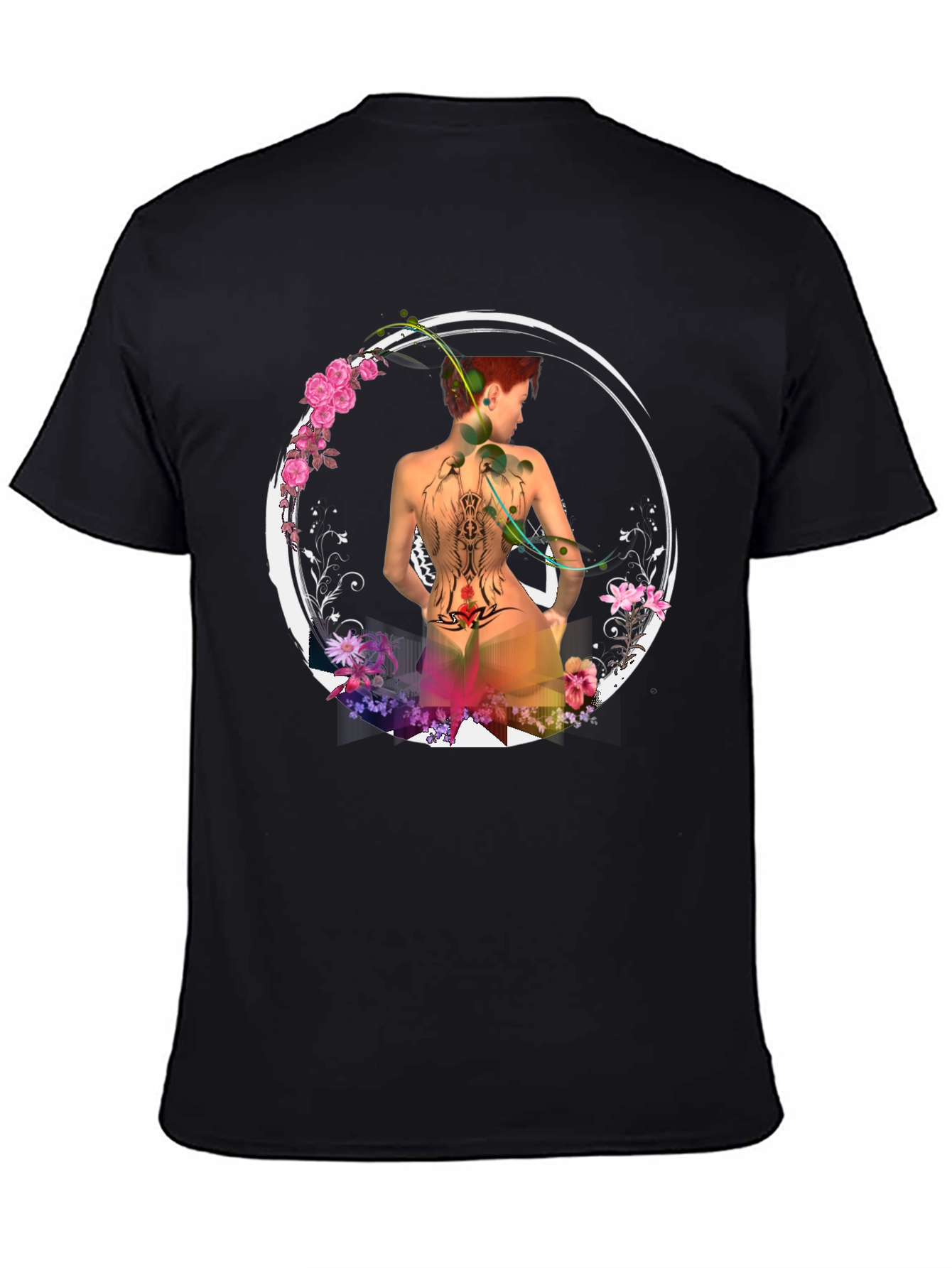 Camiseta Negra con Diseño Floral y Figura Abstracta