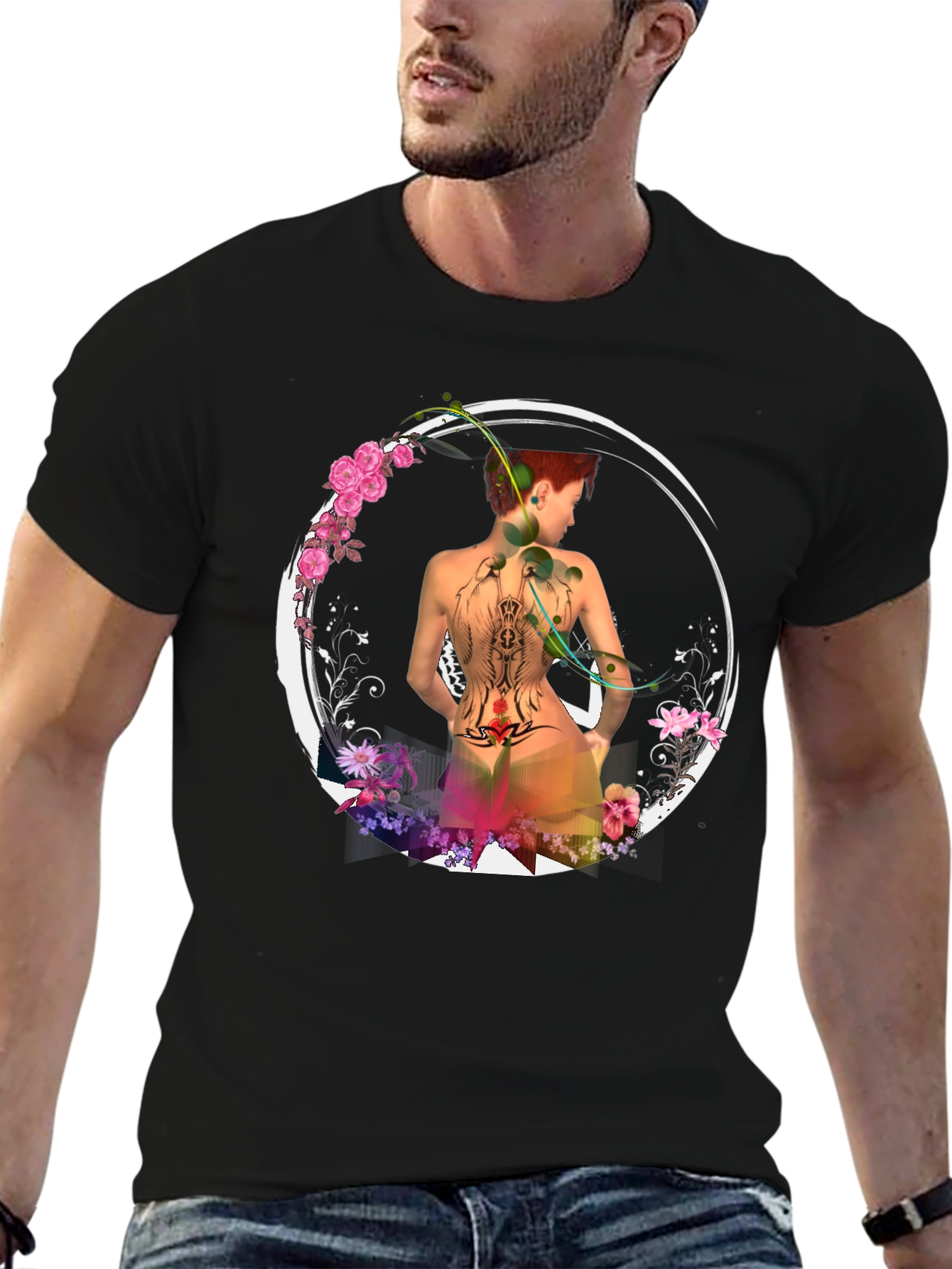 Camiseta Negra con Diseño Floral y Figura Abstracta