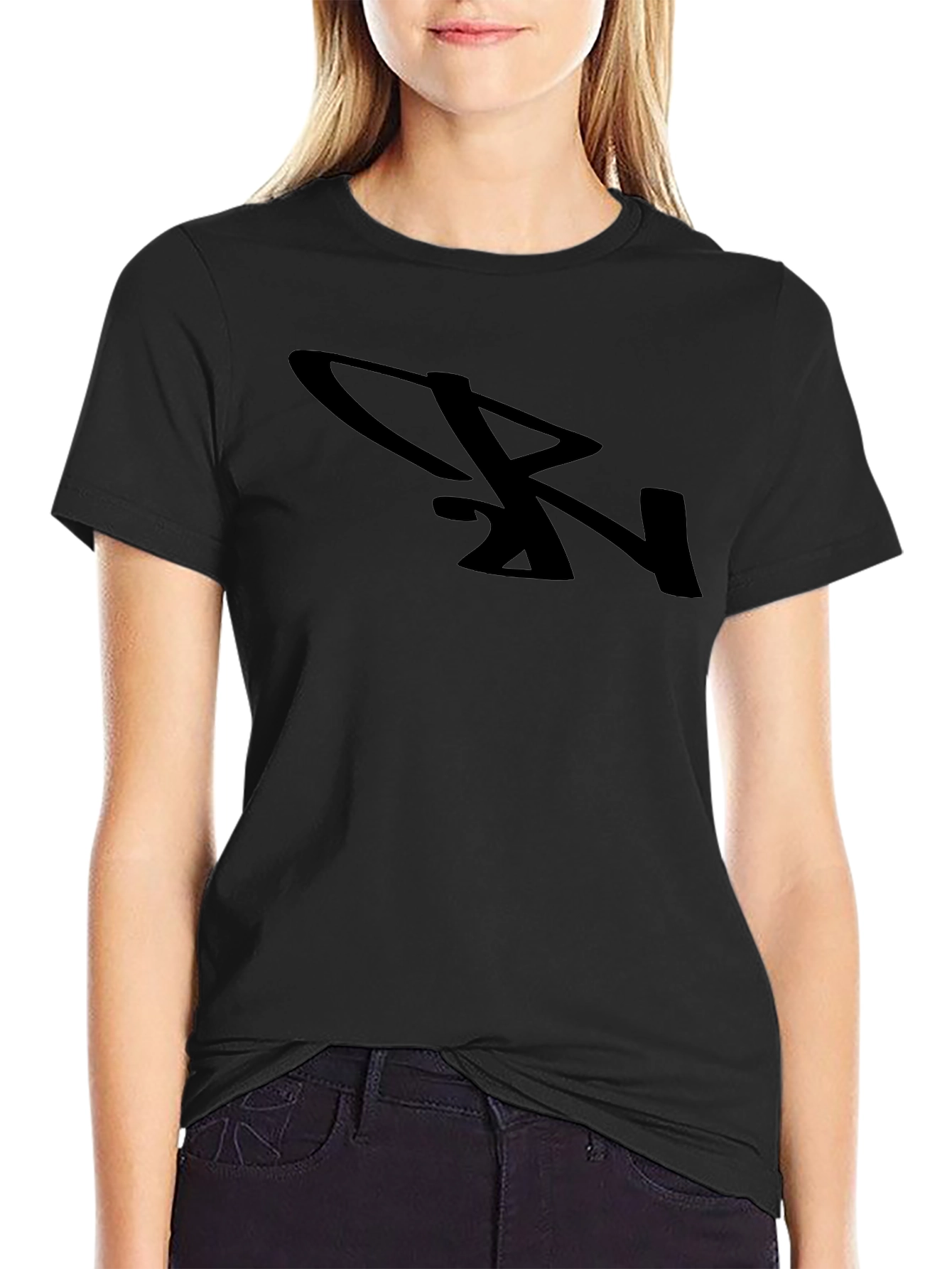 Camiseta Negra con Diseño Abstracto Elegante