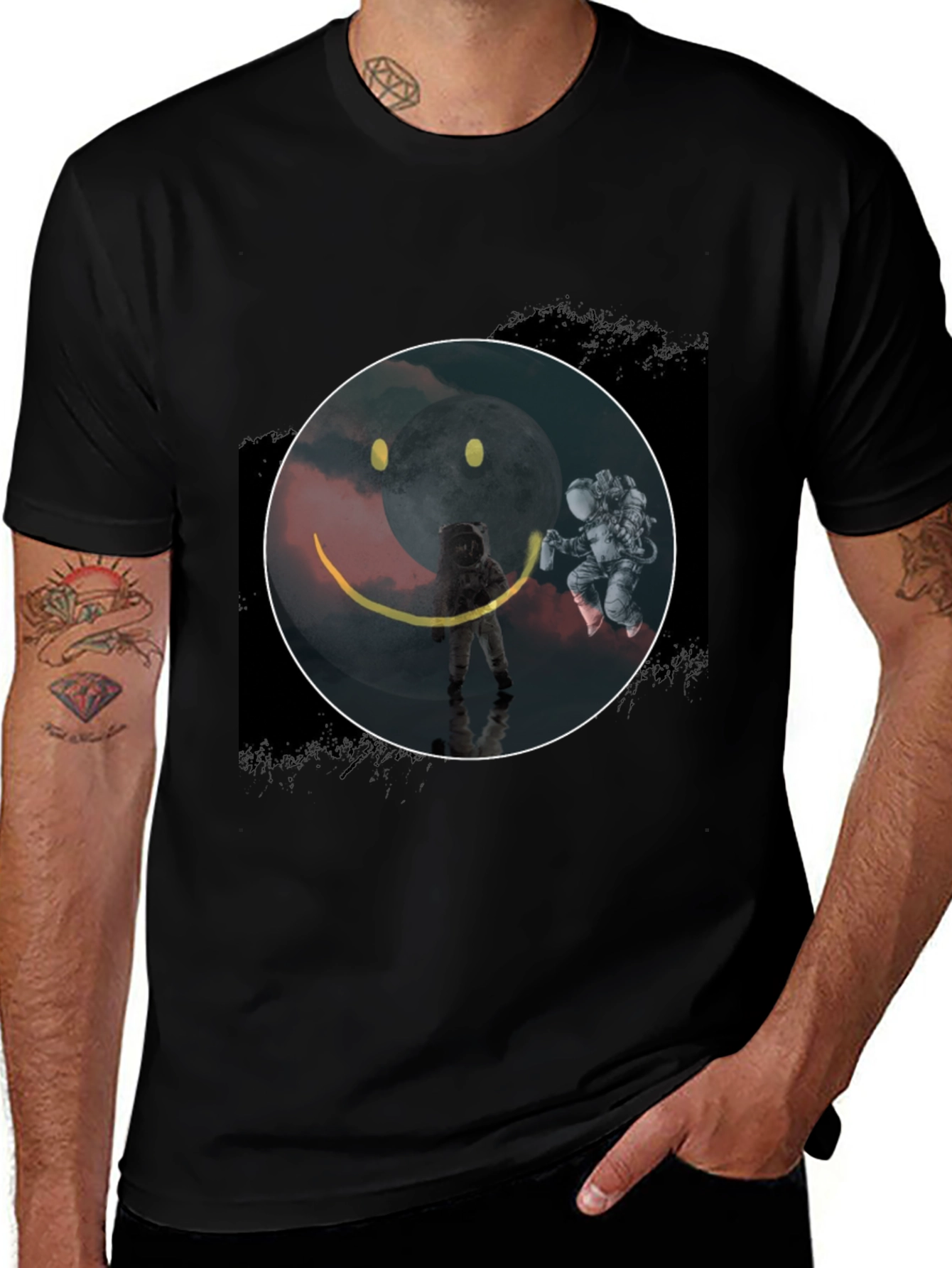 Camiseta Negra con Diseño de Astronautas Sonrientes