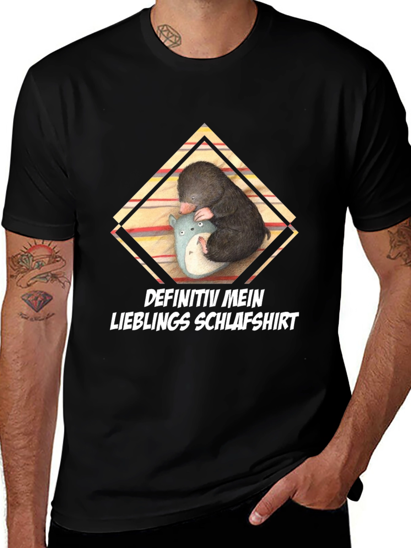 Camiseta Negra con Diseño de Topo Durmiendo