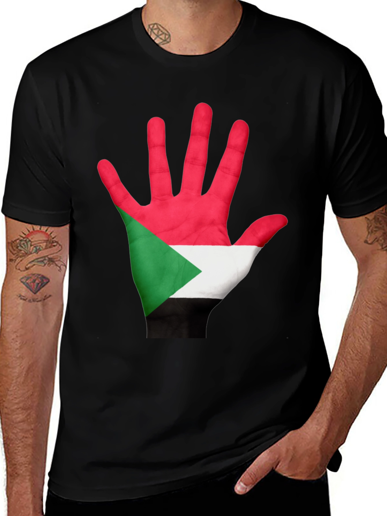 Camiseta Negra con Mano Bandera Sudán