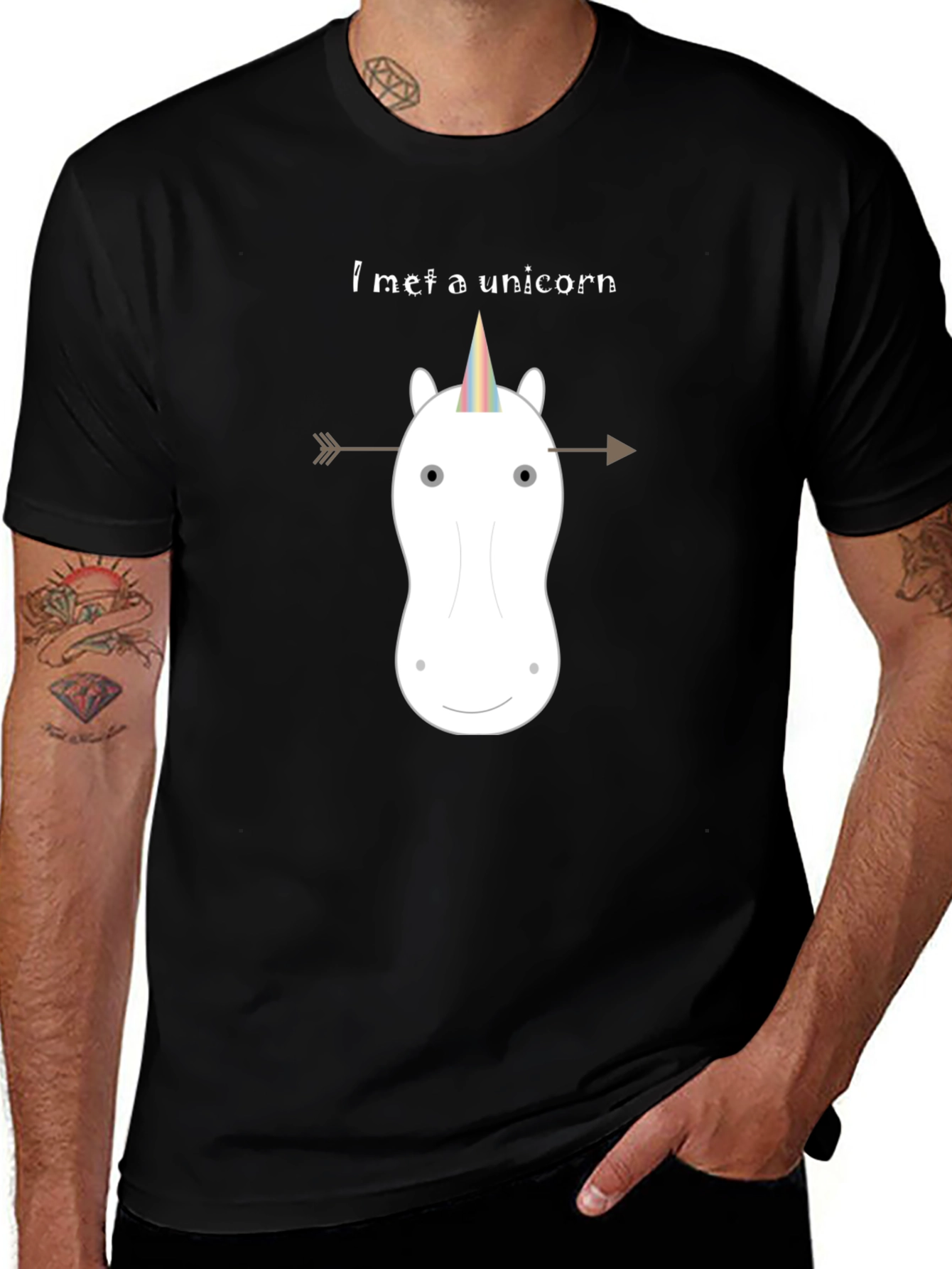 Camiseta Negra: Unicornio Flechado - ¡Mágica!