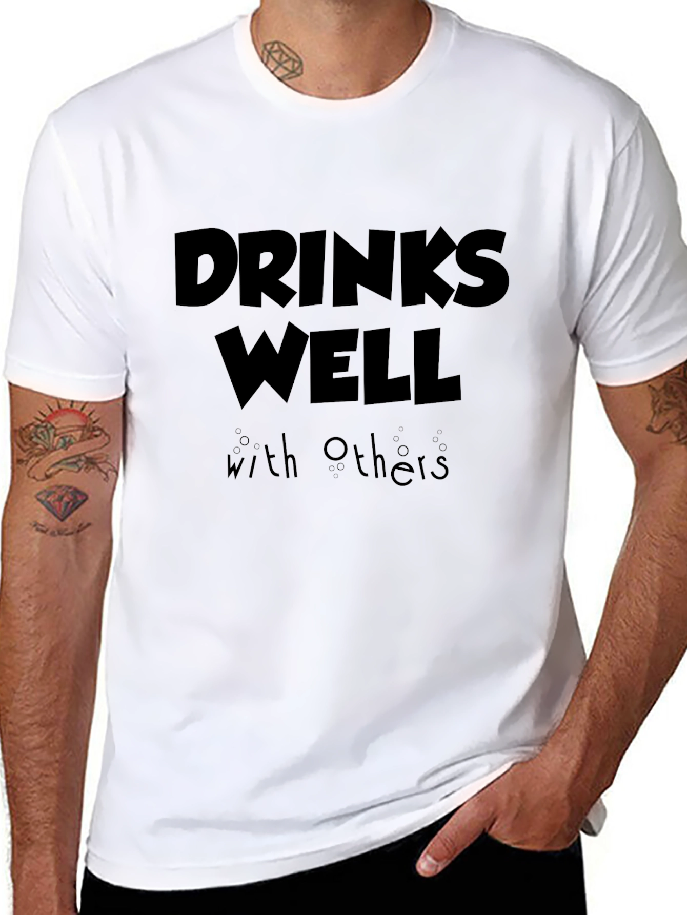 Camiseta Negra: Drinks Well With Others