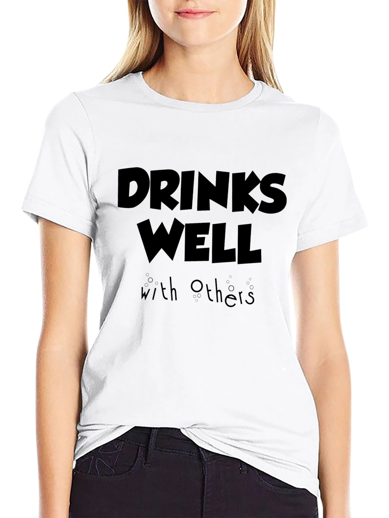 Camiseta Negra: Drinks Well With Others