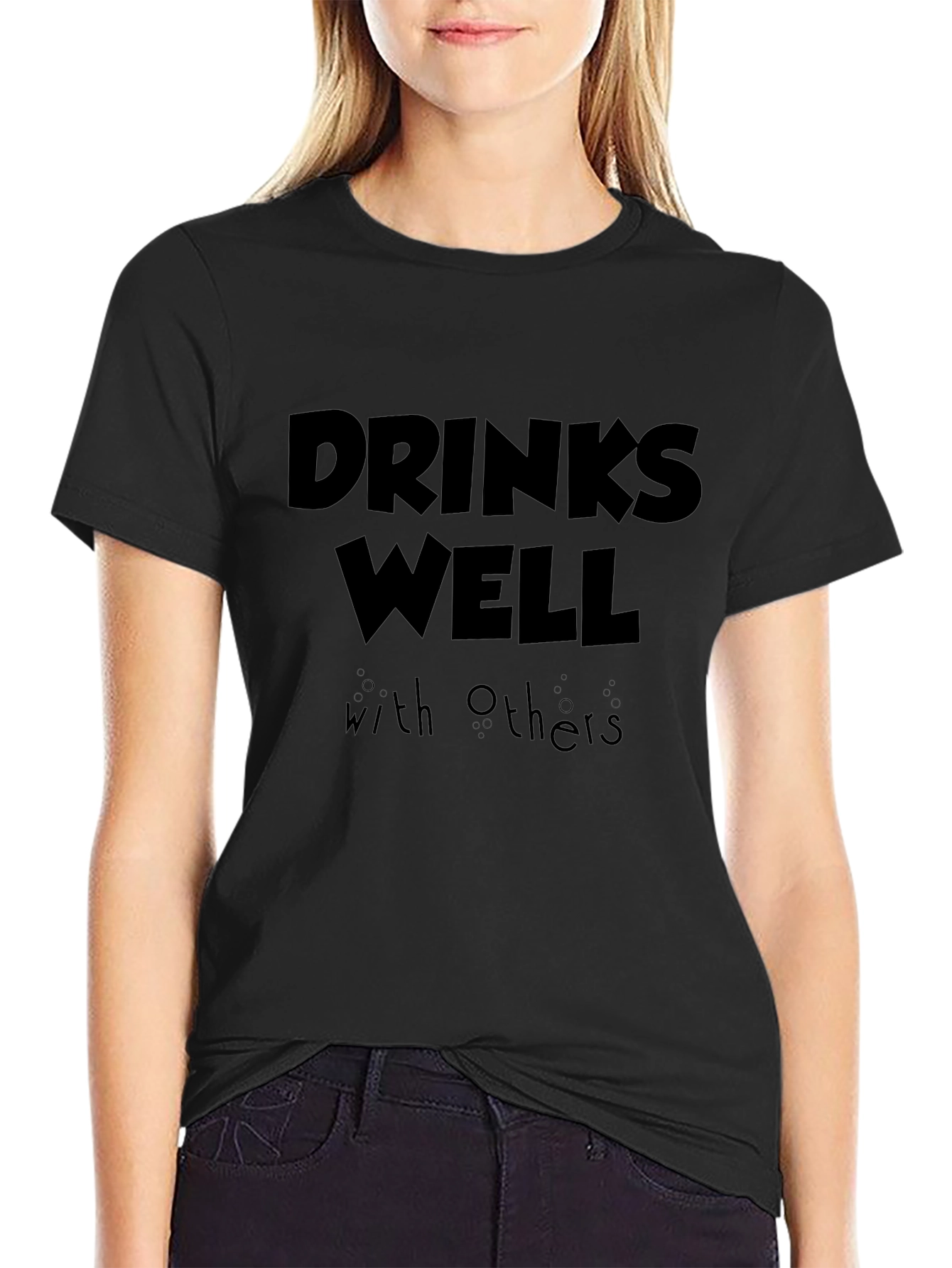 Camiseta Negra: Drinks Well With Others