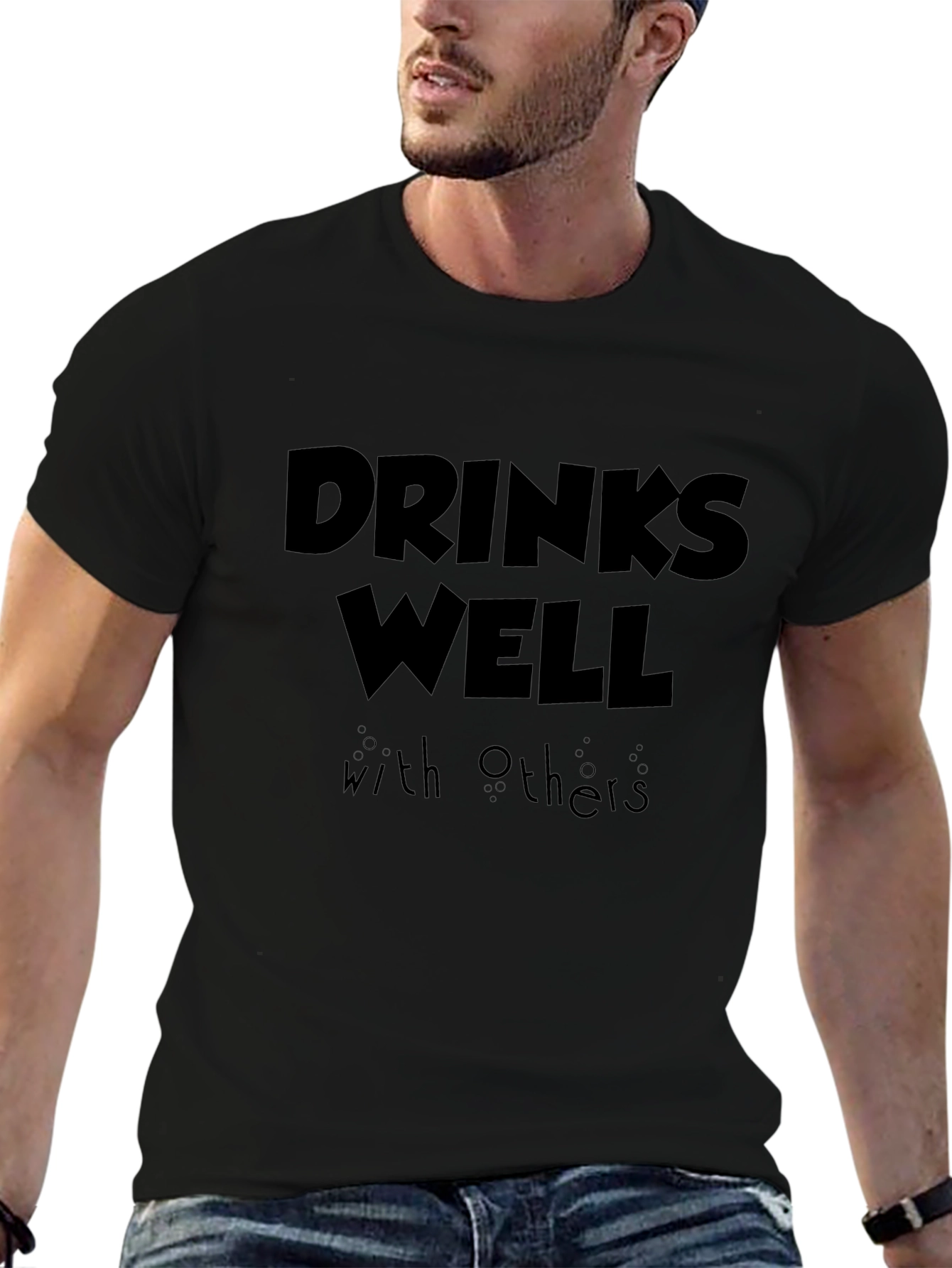 Camiseta Negra: Drinks Well With Others