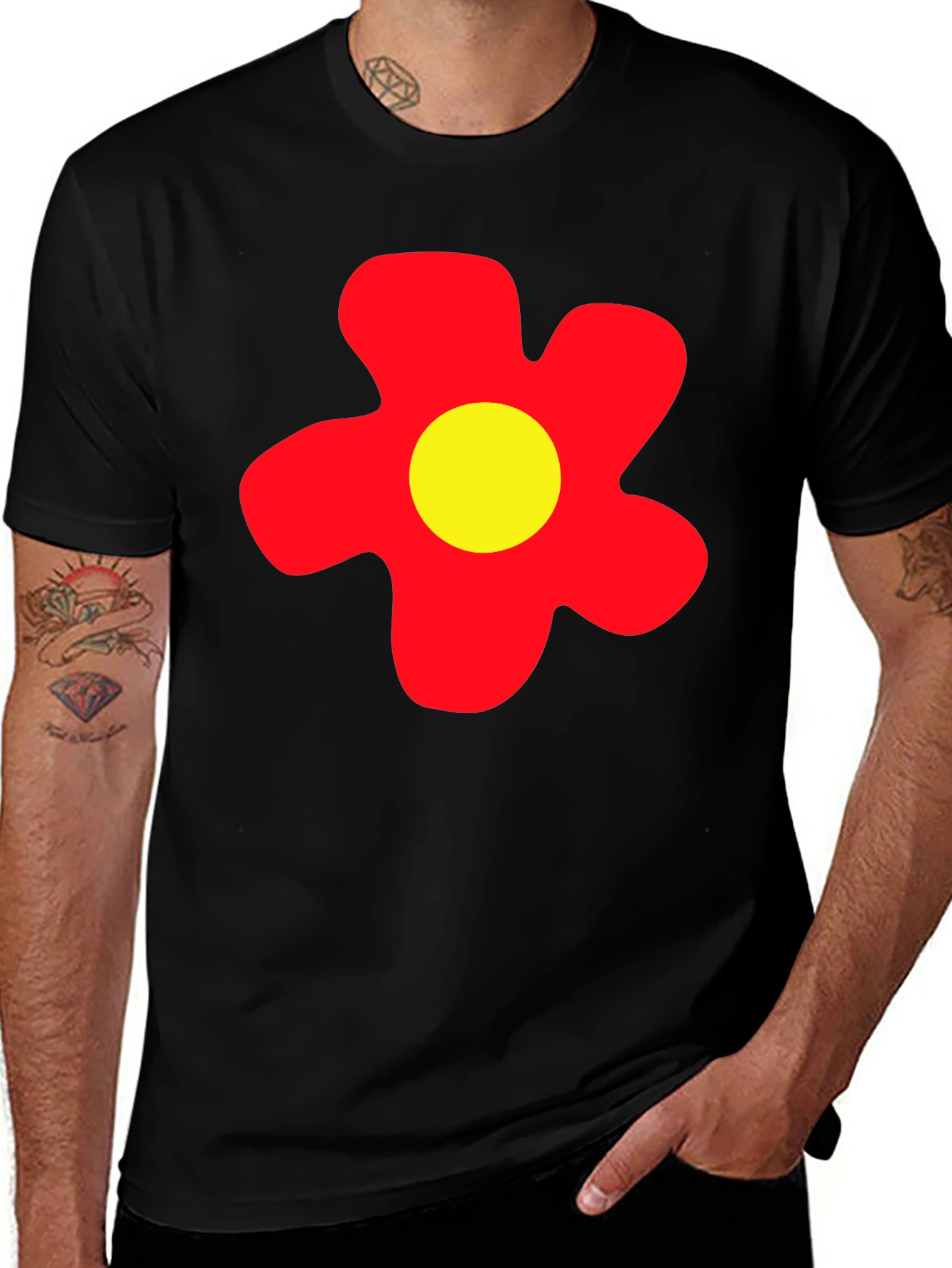 Camiseta Negra con Flor Roja y Amarilla