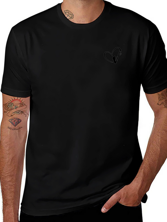 Camiseta Negra con Diseño de Corazón y Letra V