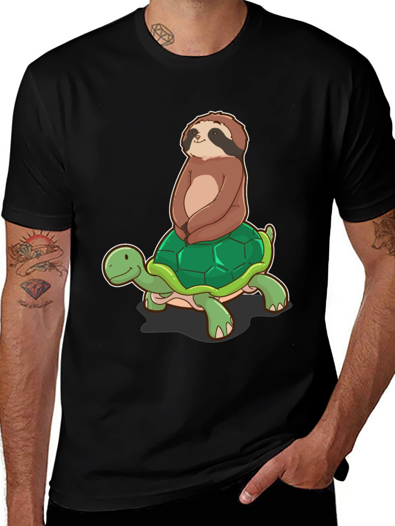 Camiseta Negra con Diseño de Perezoso en Tortuga