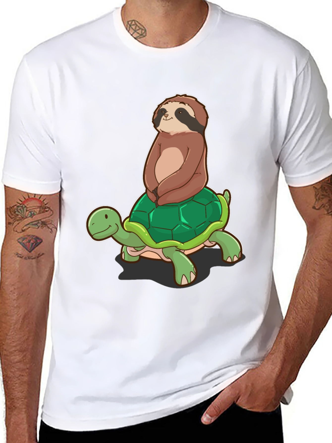 Camiseta Negra con Diseño de Perezoso en Tortuga