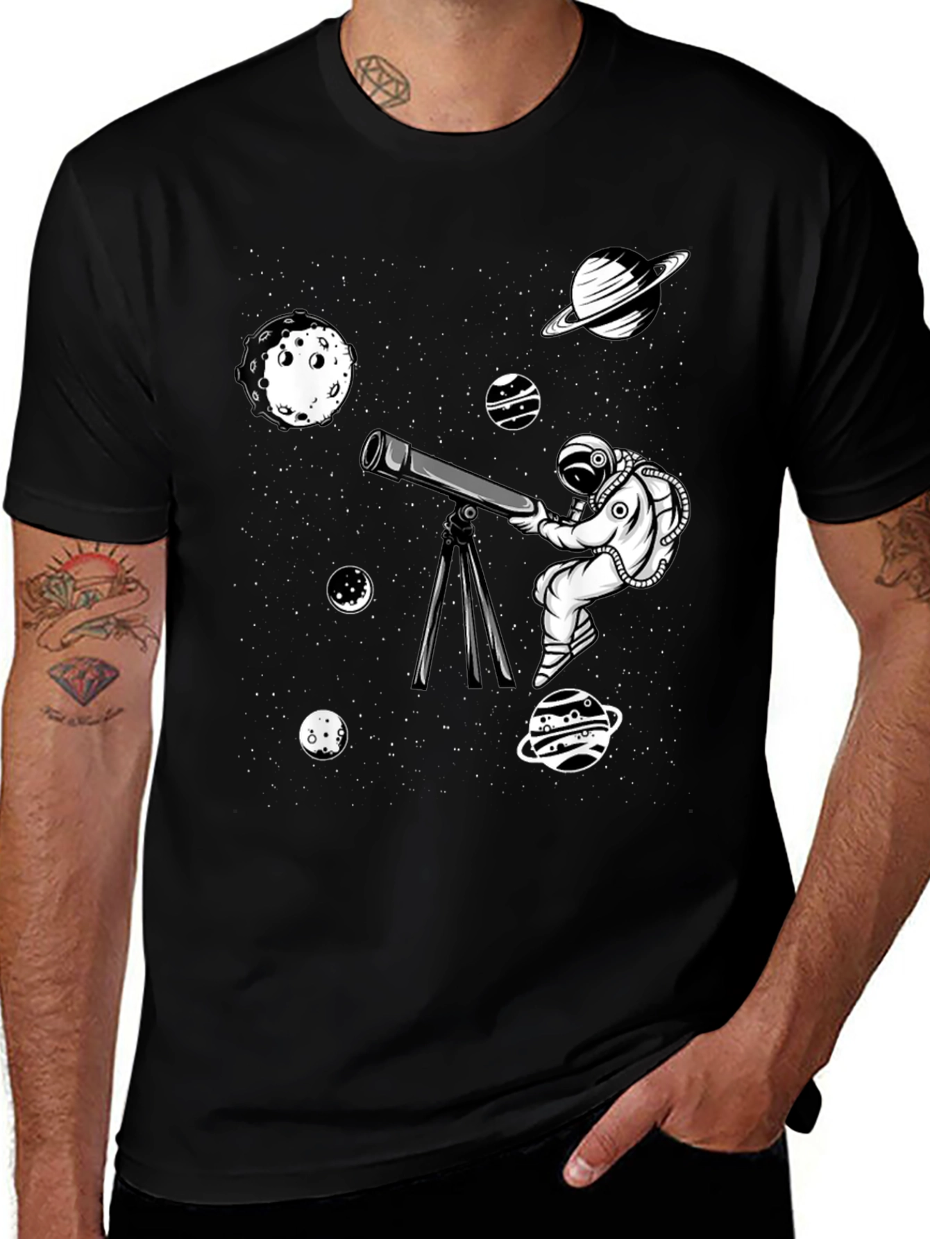 Camiseta Negra con Diseño de Astronauta y Planetas