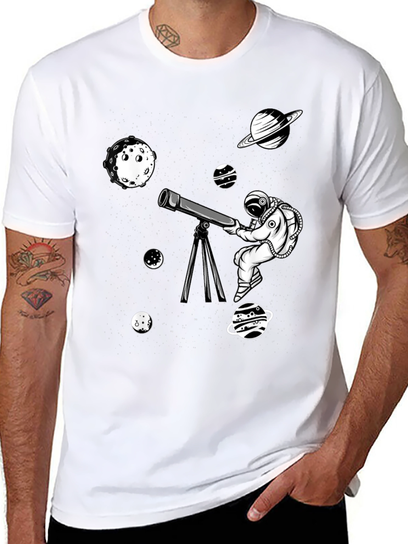 Camiseta Negra con Diseño de Astronauta y Planetas