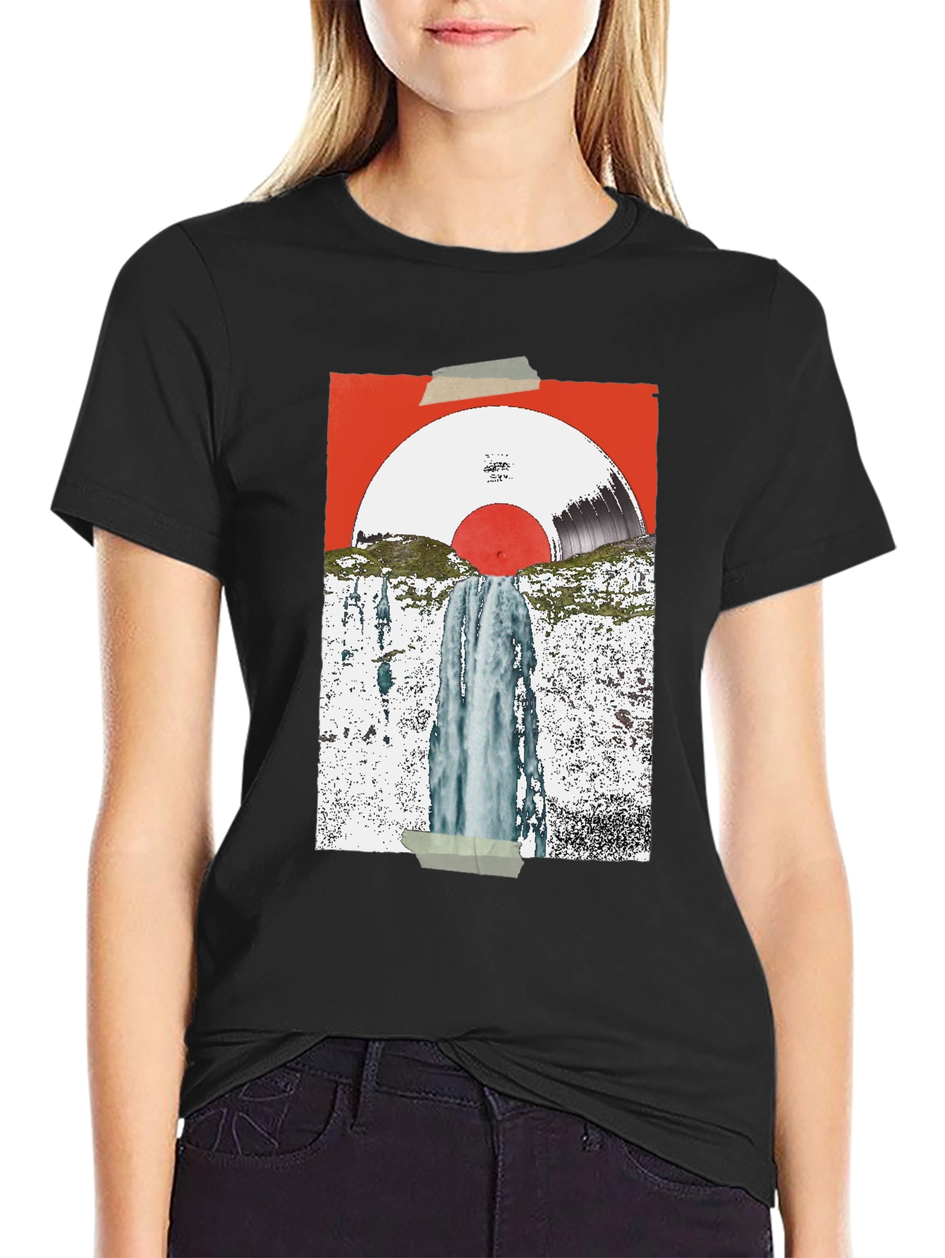 Camiseta Negra con Diseño Abstracto de Vinilo y Cascada