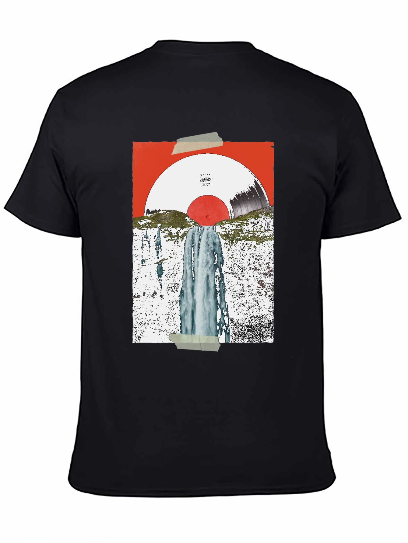 Camiseta Negra con Diseño Abstracto de Vinilo y Cascada