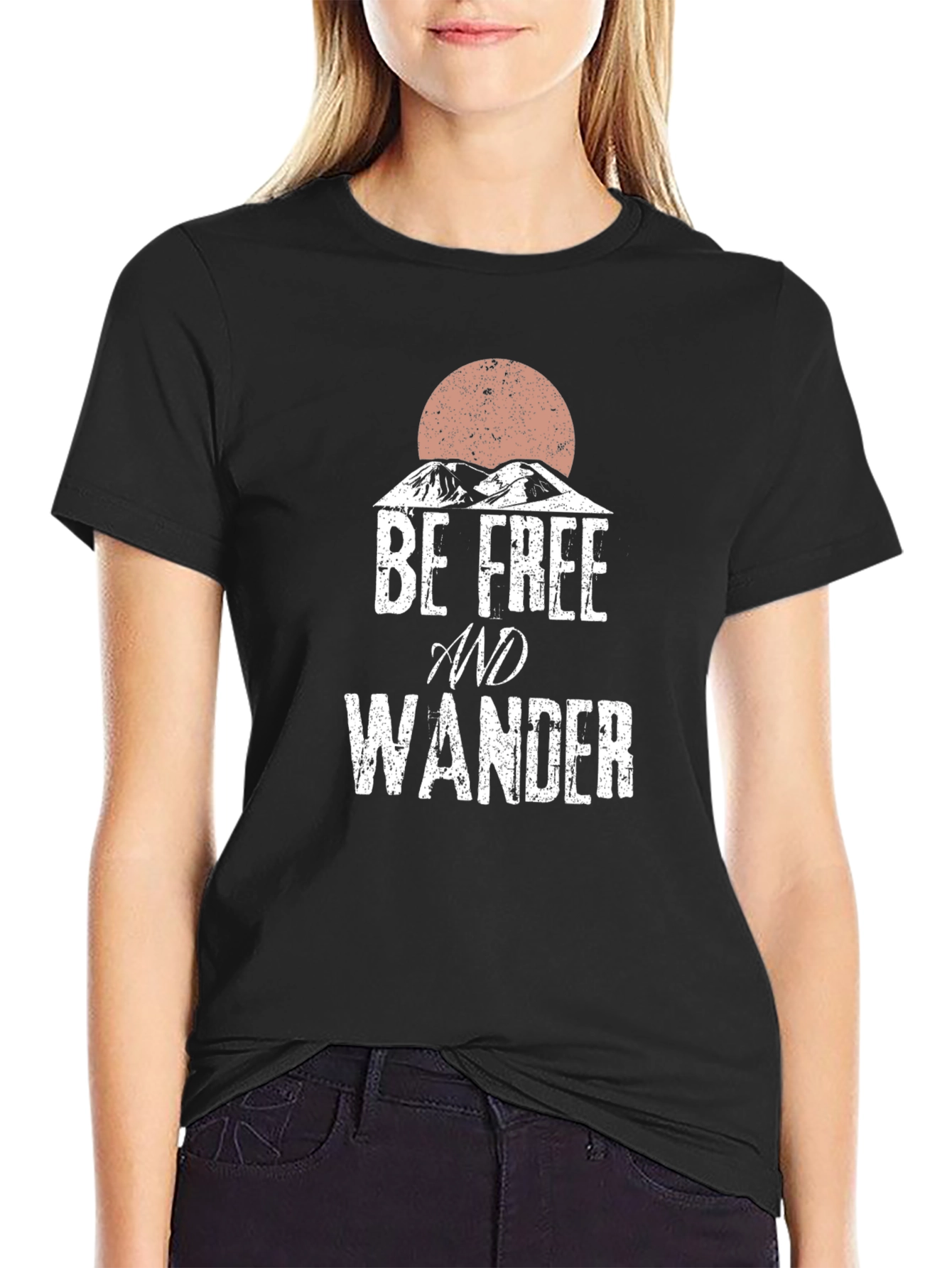 Camiseta Negra Be Free and Wander para Aventureros