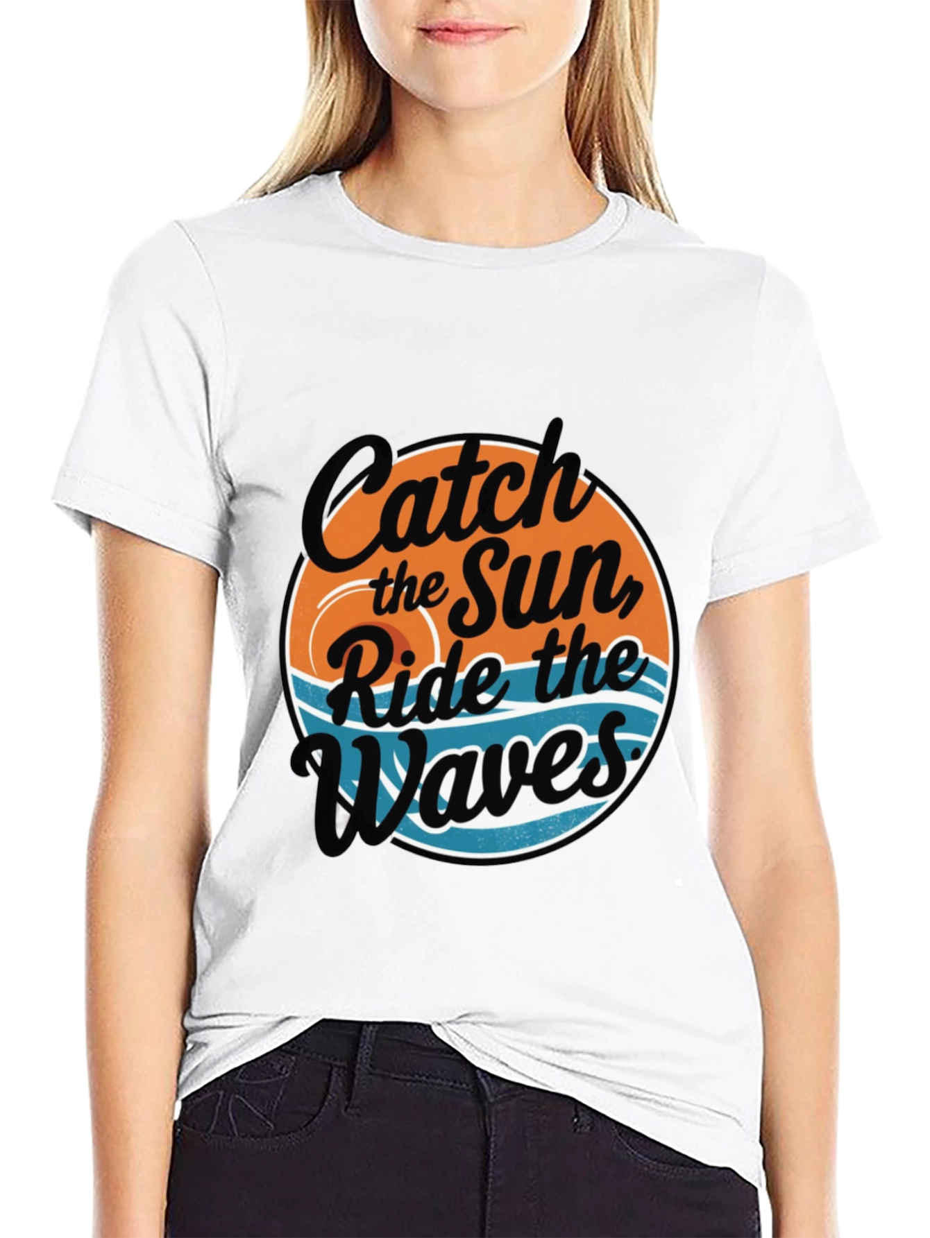Camiseta Negra Estampada: Atrapa el Sol Surfea las Olas