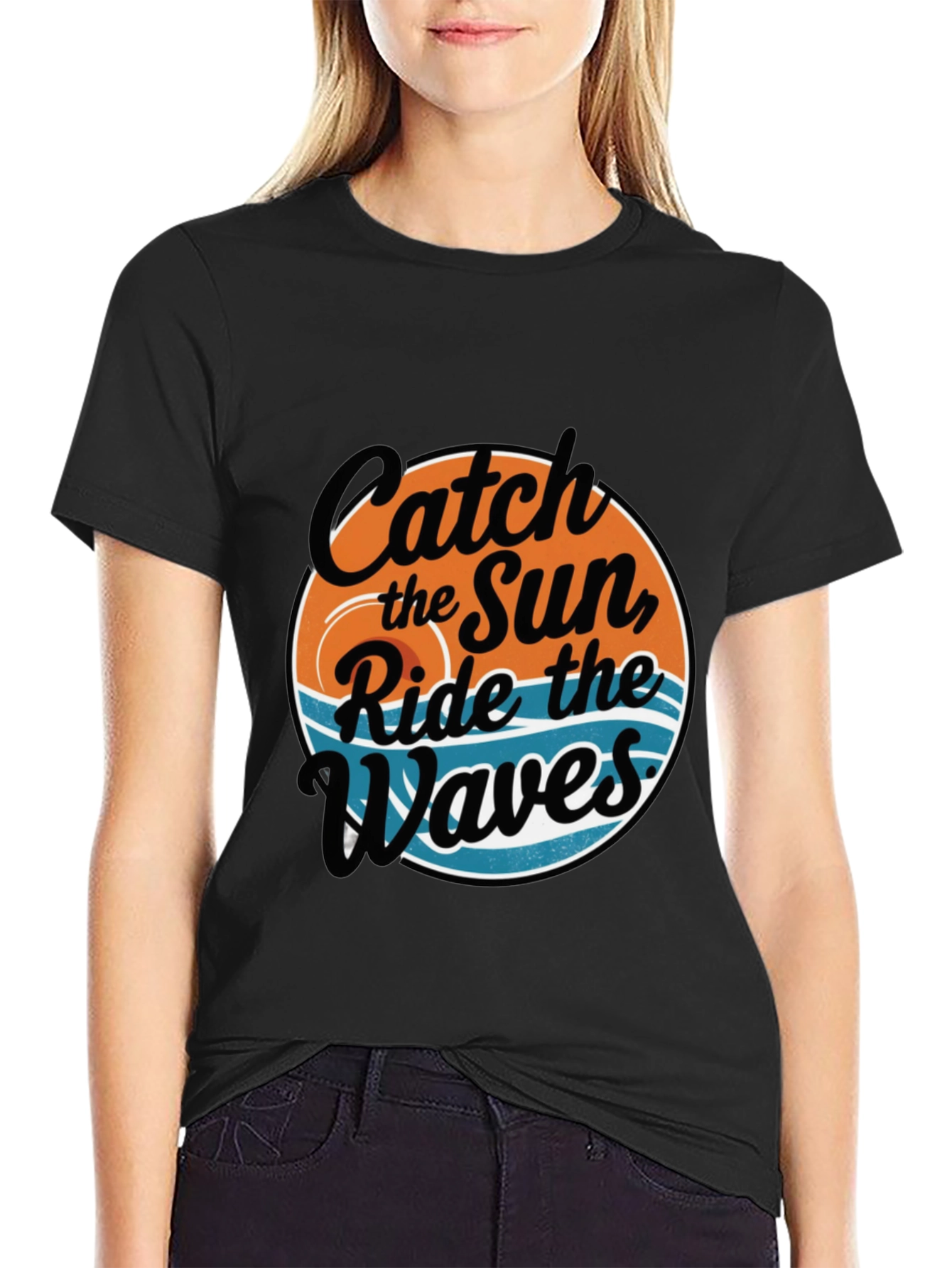Camiseta Negra Estampada: Atrapa el Sol Surfea las Olas
