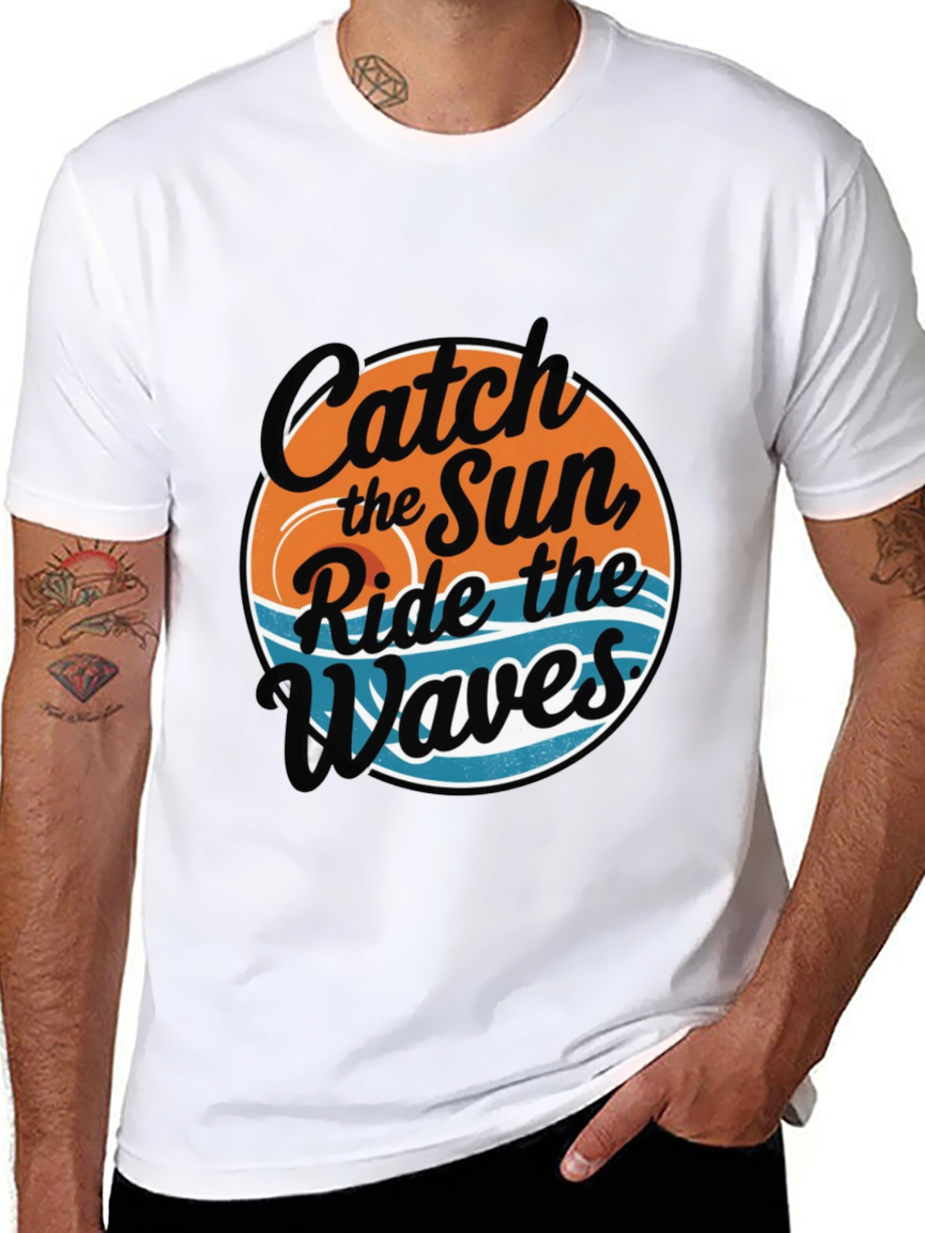 Camiseta Negra Estampada: Atrapa el Sol Surfea las Olas