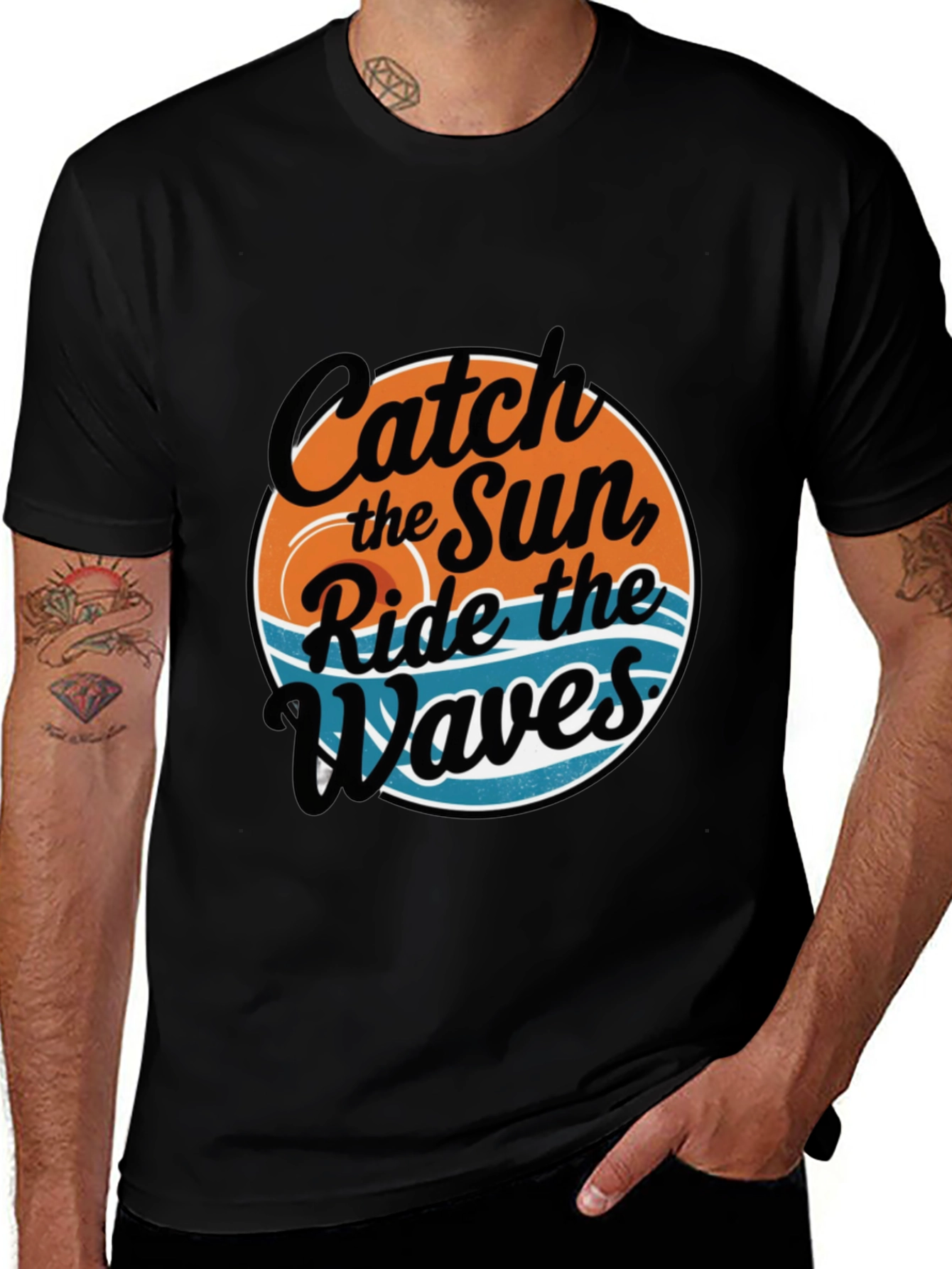 Camiseta Negra Estampada: Atrapa el Sol Surfea las Olas