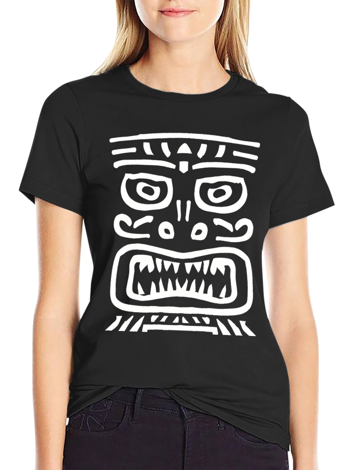 Camiseta Negra con Diseño Tribal Blanco
