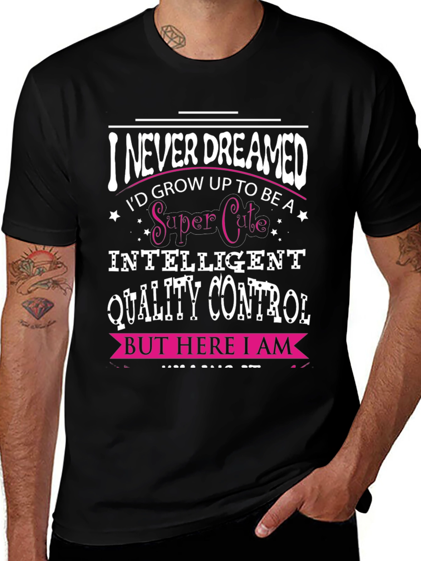 Camiseta Negra con Diseño de Control de Calidad Inteligente