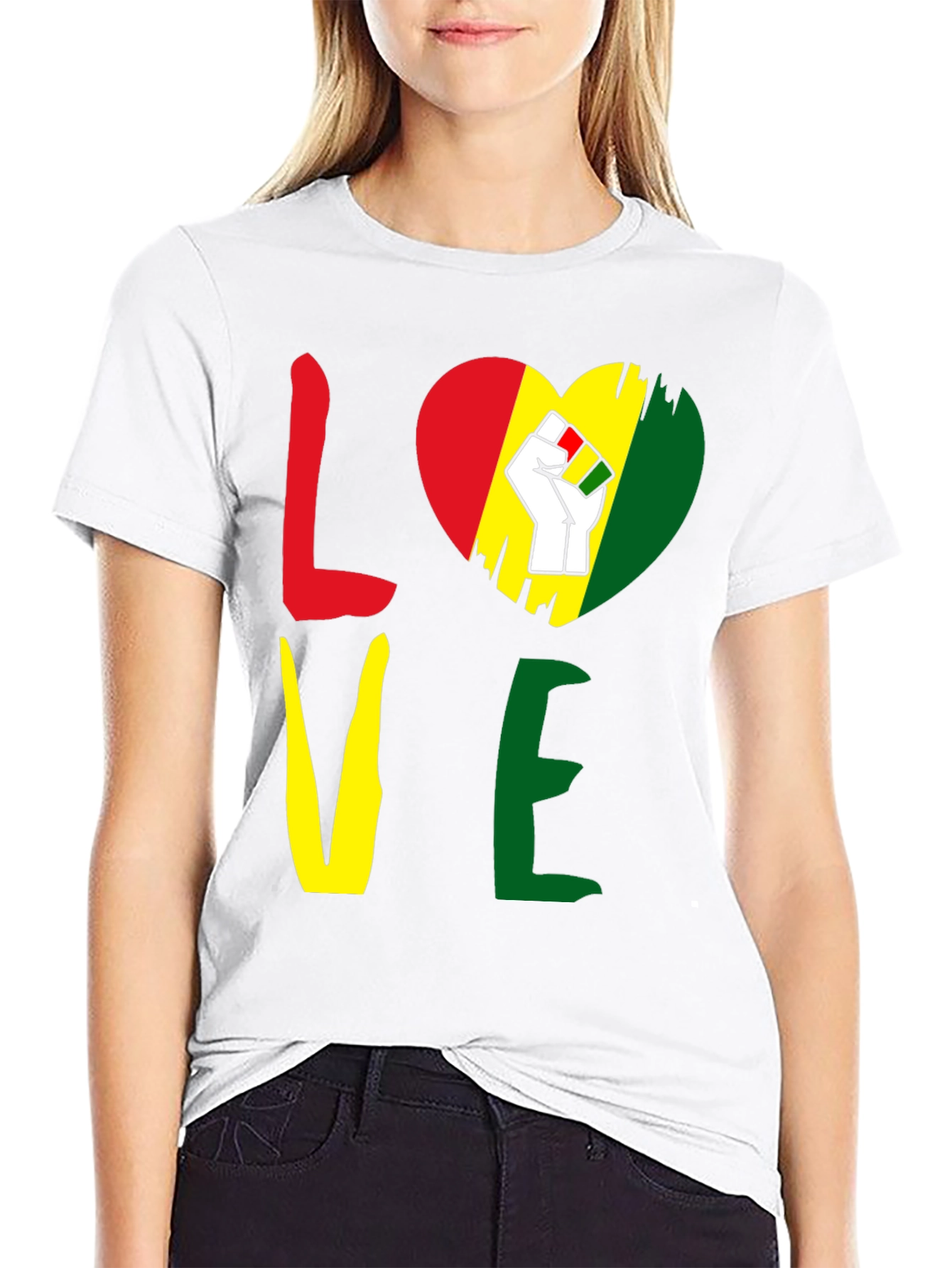 Camiseta Love con puño rebelde - Conciencia y estilo