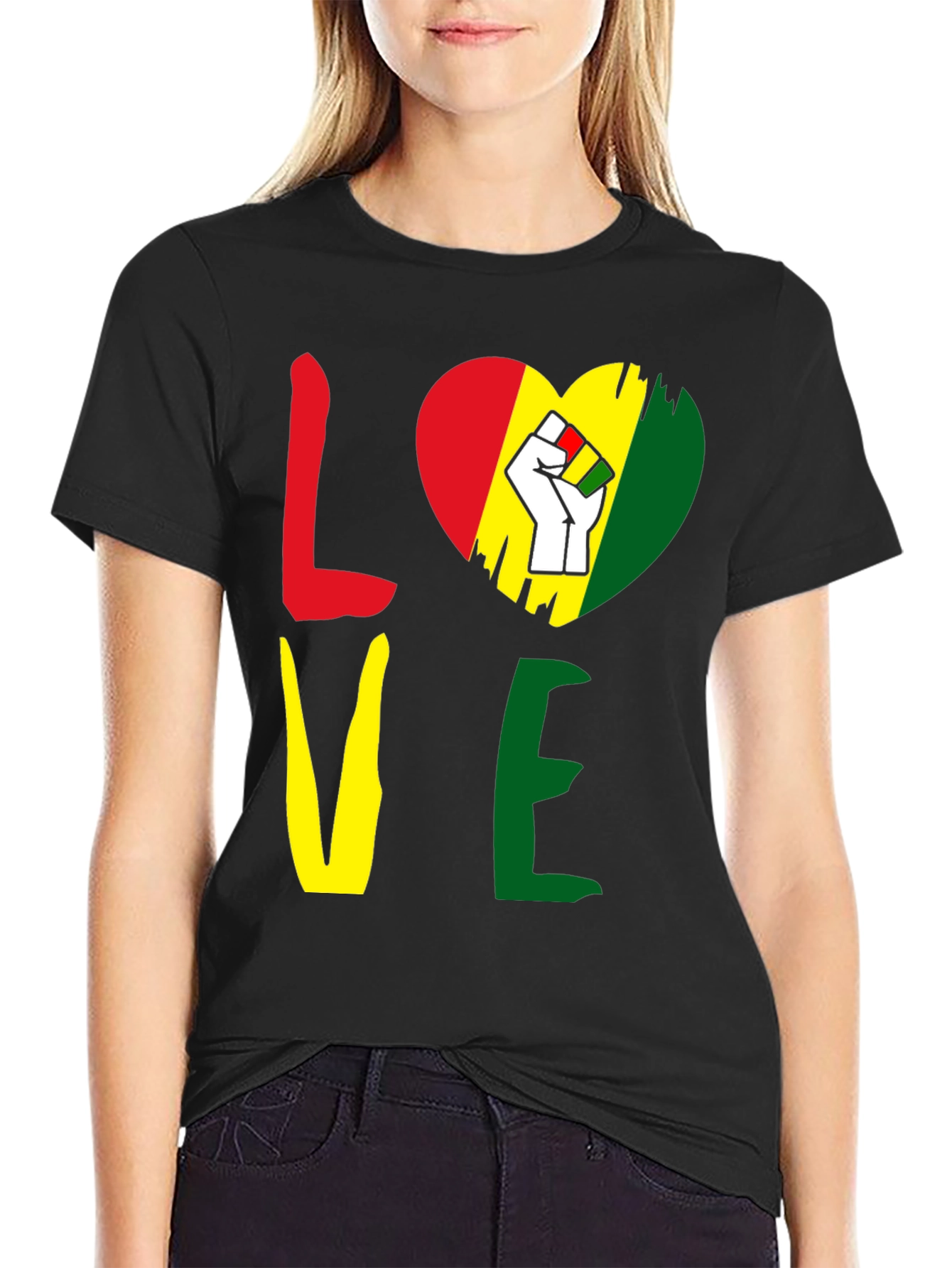 Camiseta Love con puño rebelde - Conciencia y estilo