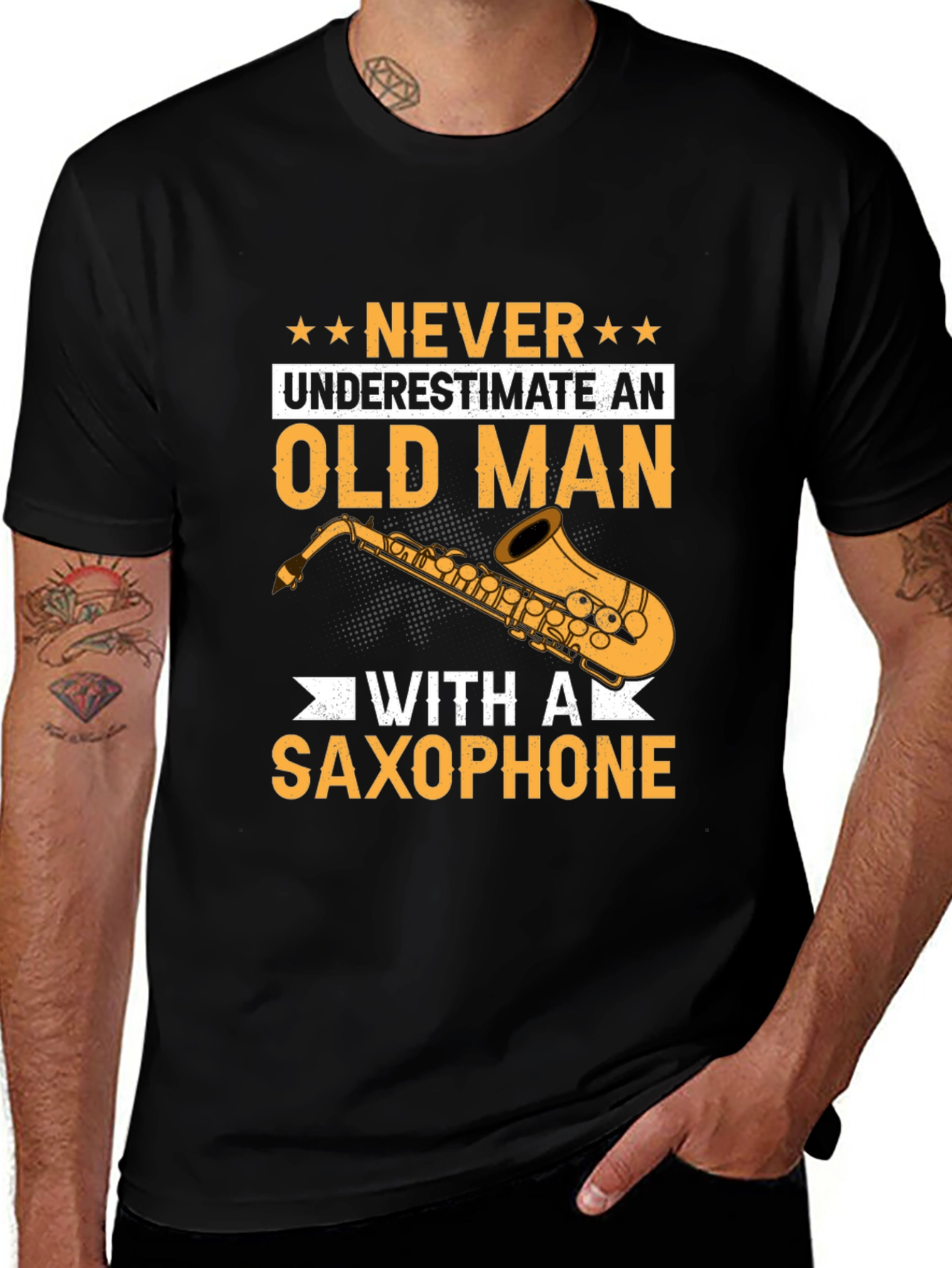 Camiseta Negra: Nunca Subestimes a un Viejo con Saxofón