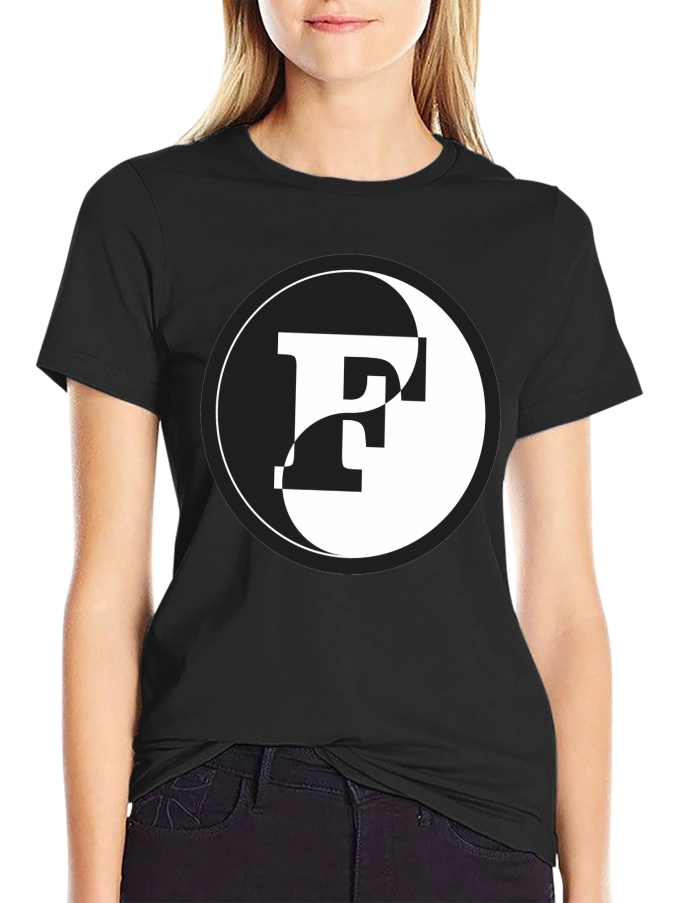 Camiseta Yin Yang con letra F - Diseño único